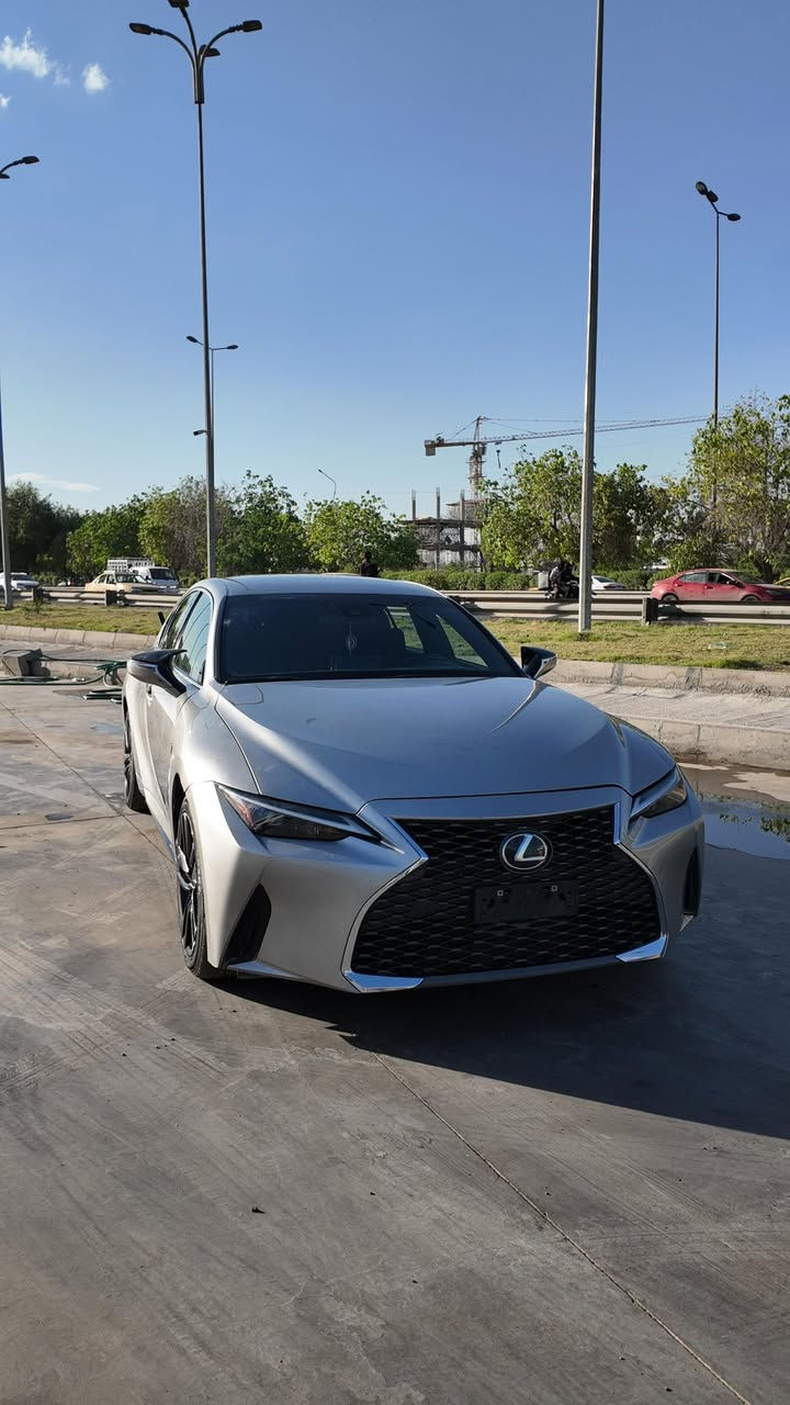 is300 2022
مكينة 3.5 v6 
ستيج 2 🚀 
منظومة ميثانول 
ماشية 29 الف ميل 
رقمها بغداد وتحويل ثاني يوم 
مكانها بغداد زيونة 
***********
رايدها ب 26500$  وبيها بمجال
