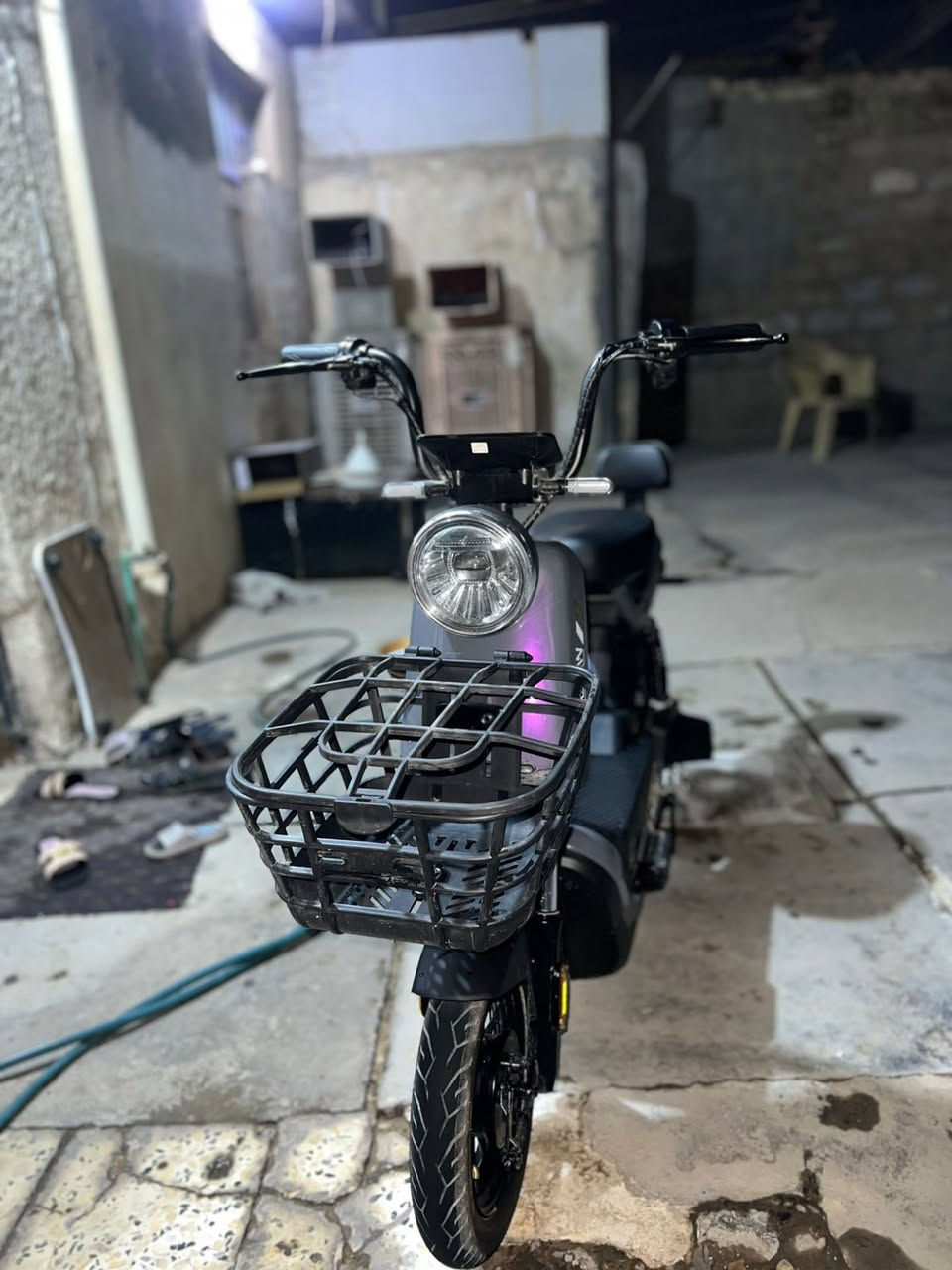 سلام عليكم دراجه شحن شركه الريان حجم 14 اربع 4 بطاريات ملف500 حقيقي دراجه اي عطل مابيها صالي شهرين من اخذتها دراجه جديده تجي شوفها سرعته 40 تمشيك 25 كيلو سعره 250 وبي مجال قليل حك جيه رقم ***********
