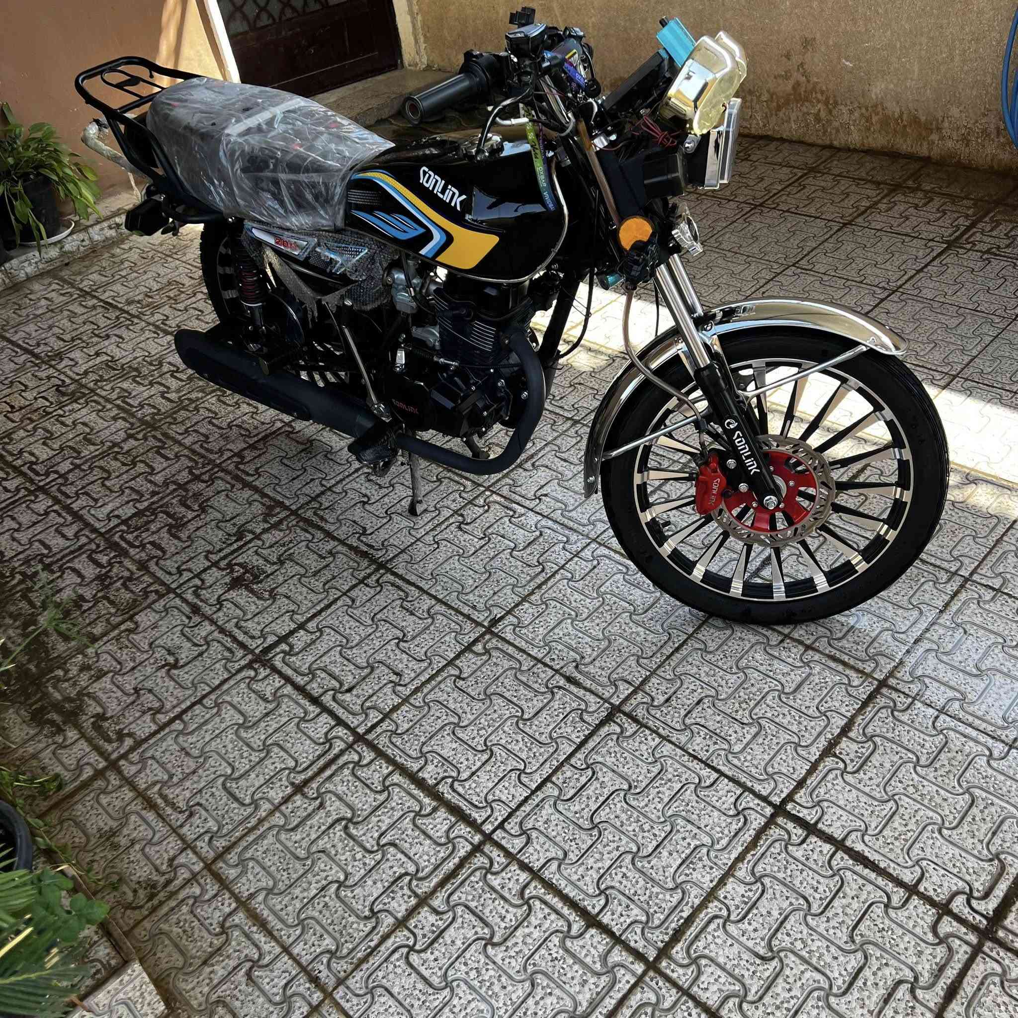 السلام عليكم للبيع دراجه سيفان سولنك مديل 25 زيرو مكينه CBF ضاغطه وزنجيل المرغوبه الدراجه خير من الله مال بيت ما ناقصها برغي السعر 800 وبي مجال للشراي رقم *********** مكان دراجه تكريت حي الشهداء
