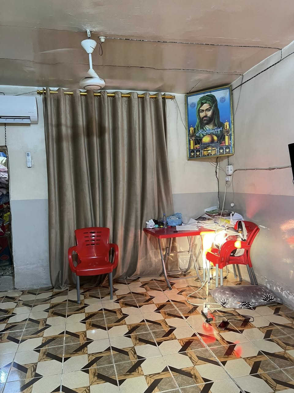 دار 🏠 البيع 
طابو صرف 
المساحه 93,5
الموقع حي العسكري مقابل شارع السفينه 
يحتوي على  غرفه 5*4,5
وصاله 5*4,5
ومطبخ 2*4,5
ترك 20م 
للاستفسار اكثر مراسله الصفحه او الاتصال على الرقم ***********
