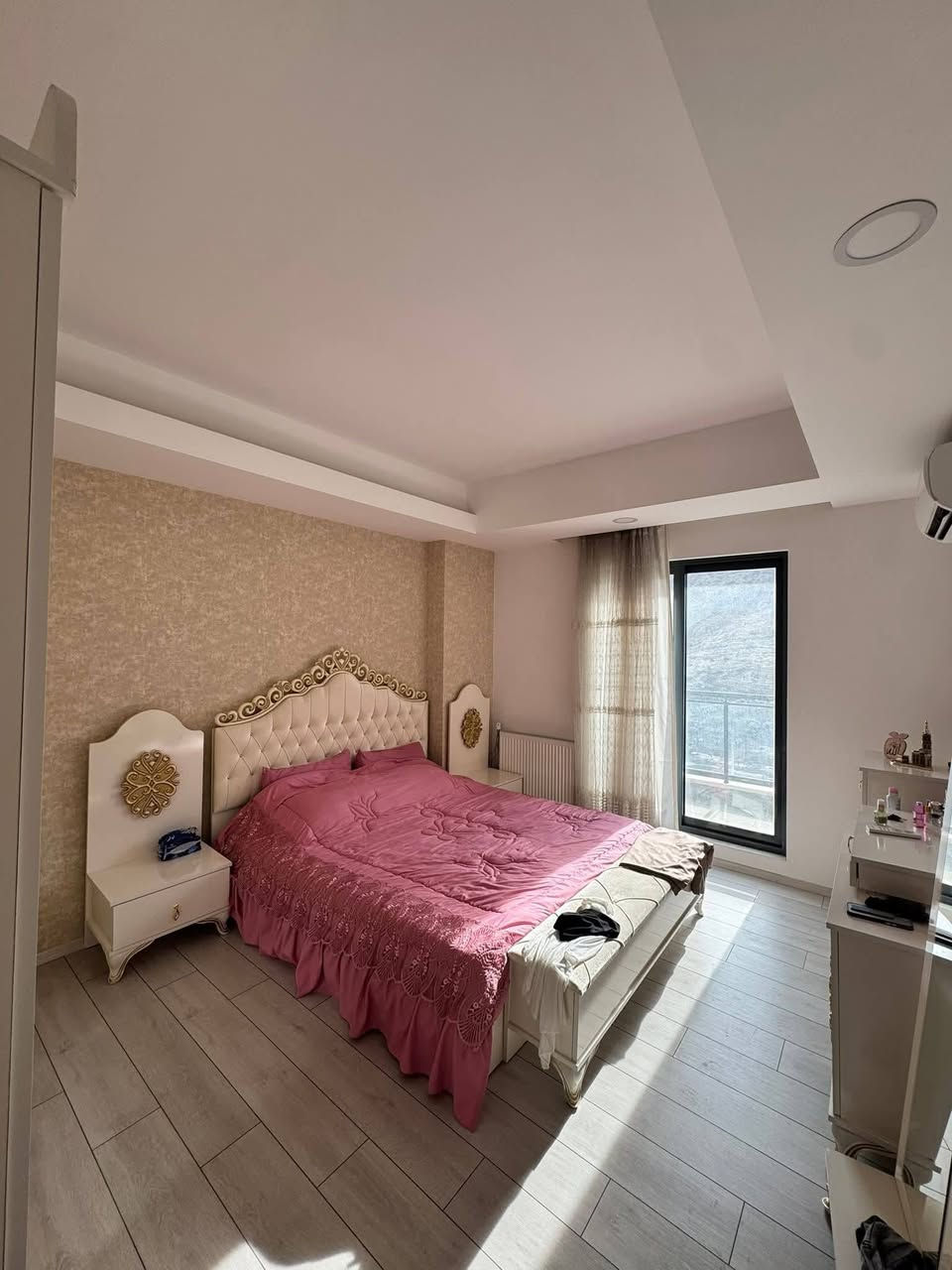 ⁨ ⁨ ⁨ شقة فارغة للبيع في مجمع / القرية الفرنسية 1 / بحالة جيدة جدا و موقع مميز واطلالة على جبل زاوة 

‼️ اذا كنت ترغب في بيع شقتك او شراء شقة في اي مجمع داخل مدينة دهوك بامكانك التواصل معنا على الارقام ادناه 

مجمع / القرية الفرنسية 1 / دهوك
الطابق / 12
الاتجاه /  جنوب شرق
المساحة / 184 م

 غرف نوم عدد 3 + (غرفة  سويت) /  استقبال /  مطبخ /  صحيات / بلكونة

‏‎‏‎للاستفسار الاتصال على 
‏‎‏‎مكتب VIP للعقارات / دهوك  تناهي

*********** /  *********** 
او على الماسنجر أو الواتساب 
‏‎‏#realestate #duhok #عقارات #explore #viral fyp⁩⁩⁩⁩
#شقق #سكنية #فرنسية١ #مجمع #سكني #دهوك #موصل #بغداد #اربيل #سليمانية #شراء #بيع #استثمار #ايجار #افروستي #فرنسية٢ #كازبلانكاb
