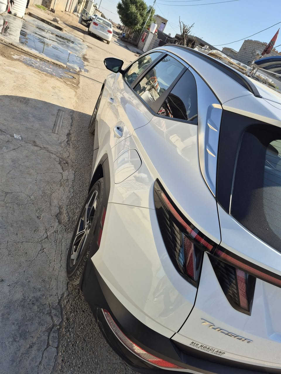 السلام عليكم
توسان وارد امريكي موديل ٢٢ للبيع 

صور الحادث مرفقة بدون دواخل بدون ايرباك حادث سطحي نفسه معدل ومصبوغ والجاملغ مبدل 

السيارة فول مواصفات 

محرك ٢٥٠٠ ,رادارات، جامات أوتو، توقف ذاتي، فتحة، كرسي كهرباء، الجنطة كهرباء، تشغيل عن بعد، ويل كروم ١٩، كشنات ،

جلد، داخل ابيض، وكراسي تدفئة وتبريد

تحديد مسار وتنبيه خروج عن المسار 

هاند بريك دكمة وبعد بيها مواصفات 

السيارة ارضيتها مدوشمة جلد 

السيارة رقم بغداد بأسمي 
باتري جديد تايرات بعدها جديدة 

سنوية ٢٠٢٩

السعر ٢٠٠ ورقة وبيها مجال بسيط 

الموقع بغداد جسر ديالى الجديد منطقة ٩ نيسان 

للتواصل ***********
