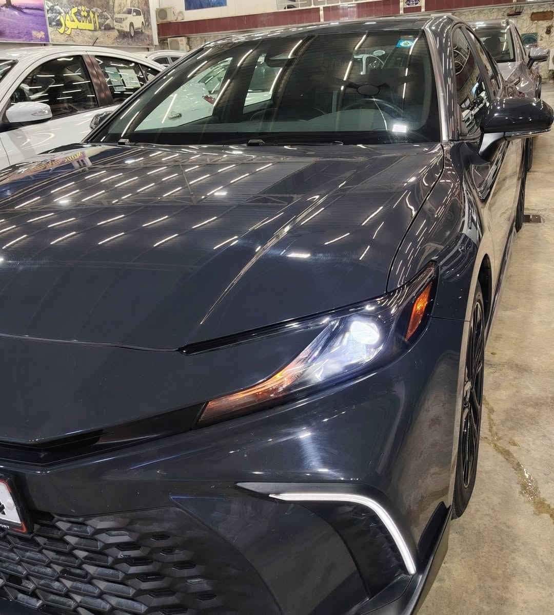 السلام عليكم 

للبيع — [Toyota كامري ] [2025] بلاك ادشن 
المواصفات:

اللون: [سمنتي  المميز ]
المحرك: [2500هايبرد ]
 ناقل الحركة: [أوتوماتيك]
الممشى: 7 الف m  زيرو  

المواصفات: [ SE ] فول عدئ فتحه 
-تشغلي عن بعد
-وَيْل 18
-بصمة تشغيل
- محرك 2500 ccهايبرد
‏- بصمة ابواب
- غرفه  جلد اسود    
- مقاعد  جلد اسود و ابيض       
- تحكم ستيرن كامل
-شفتات ستيرن
-  اضوية LED
-رادار امامي 
- مثبت سرعة 
-نظام قيادة ذاتية 
- نظام EV mode +نظام Sport mode
- نظام توفير الوقود ECO
- نظام النقطة العمياء
- نظام تحديد المسار
- مانع تصادم
- مانع انزلاق
- شاحن هاتف لاسلكي
- هاند بريك بصمه 

السعر: [228  بيها مجال 
الموقع: [بغداد ]
للمعاينة أو مزيد من الصور: راسلني على الخاص أو واتساب: [*********** 

*ملاحضة  صور الحادث سونار موجود في المنشور بيها قبق جنطه جاملغ خلفي بجم كبس بدون ايرباك.
