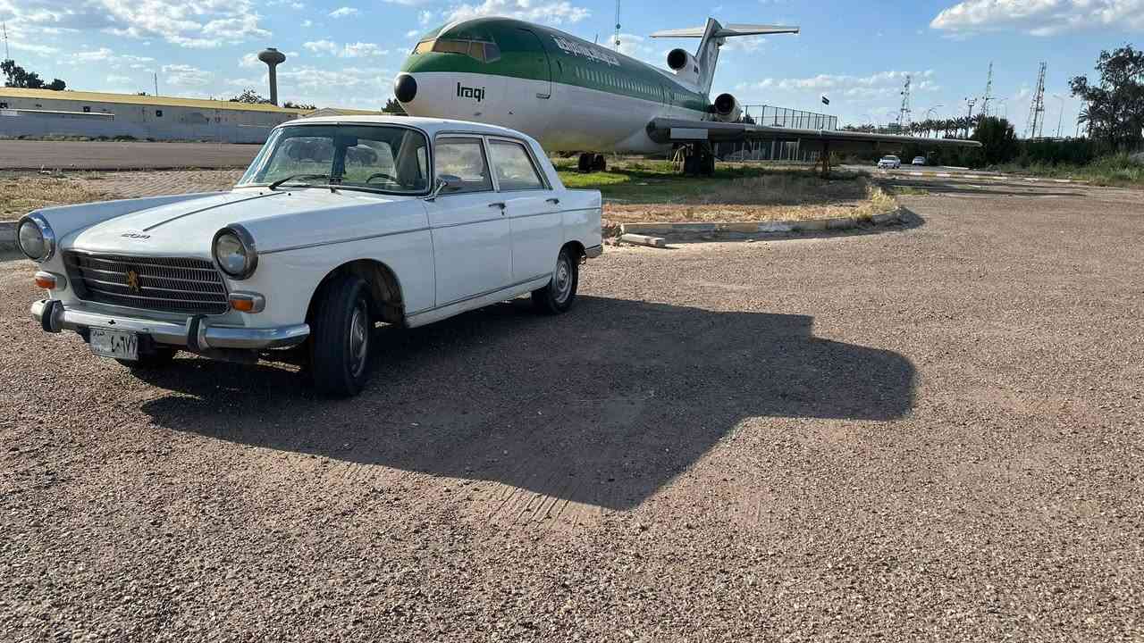 السلام عليكم 
بيجو 404 موديل 1974 سياره كلها على البلاد كلشي شغال 
صبغتها كلش حلوة 

سيارة تبريد ثلج 
مكينه كير كهربائيات كله شرط جديد 
كلج كامل وعنبار واتر بم وكابريتر وتخم تاير هسه شادهن جدد مؤسسه 
وصندوكها بي غراض مؤسسه فلاتر دهن 4 ديلكو ماصدا سكنات زنجيل قوايش عطرات يدات جام يدات اشاره تخم واشرات دبل دسكات خلفي امامي فلنجات كله وياها 

سياره رقم انكليزي باقي عله الاستلام بغدادبأسمي 
مكاني الاعلام 

سعر 95 بيها مجال واذا اكو مراوس  دزلي خاص


**إذا كنت صاحب هذا الإعلان وتريد حذفه لأي سبب، رجاءا أرسل رسالة إلى الدعم الفني**