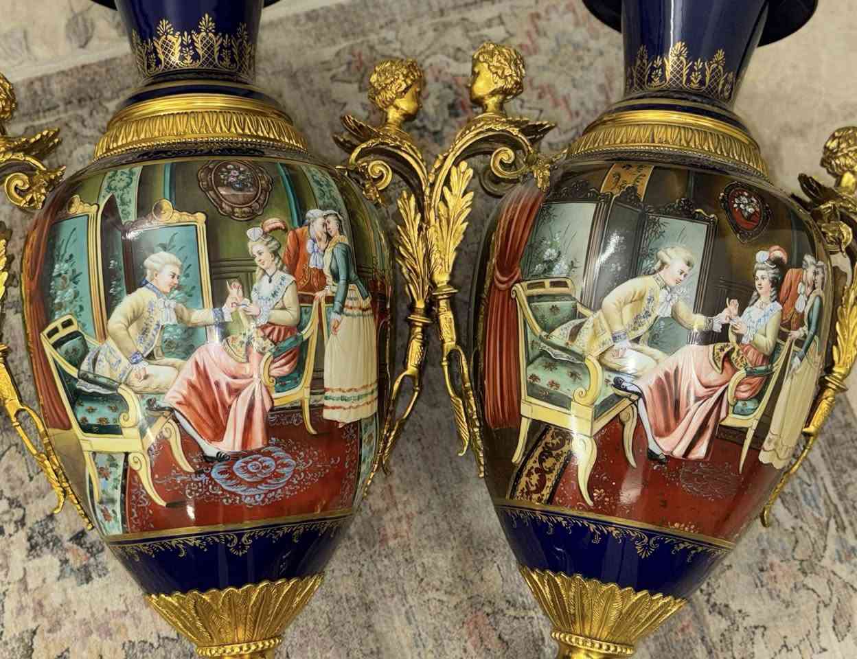 زوج فازات ملكية انتيك ماركة سيڤر (فرنسي اصلي) صنع بالقرن التاسع عشر مصنوعة يدويا من البورسلاين والبرونز رسم يدوي محلى بالذهب اليدوي البارز موقع ومختوم رسم من الجانبين حجم كبير ارتفاع متر و8 سنتم 
الي يعرف بهيج سلع يعرف قيمتها للعلم سبق وان نشرتهم قبل يومين للتقيم فقط بدون ذكر السعر لكن الناس تحب تستفيد وتكسر بحاجات الغير "وَلَا تَبْخَسُوا النَّاسَ أَشْيَاءَهُمْ" الميعرف سعرهم رجاءاً ليقيم سعر من يمه
مكاني بغداد 
لمعرفة السعر التواصل خاص


**إذا كنت صاحب هذا الإعلان وتريد حذفه لأي سبب، رجاءا أرسل رسالة إلى الدعم الفني**