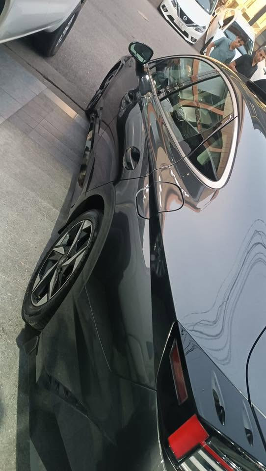 Hyundai Sonata 2025 Preferred Trend
سعر کلش مناسب 
صور حادث موجودە 
مواصفات كندية

✅ محرك 2.5 لتر 4 سلندر اقتصادي وقوي
✅ ناقل حركة أوتوماتيك 8 سرعات
✅ شاشة معلومات وترفيه كبيرة
✅ دعم Apple CarPlay و Android Auto
✅ تشغيل بصمة (Smart Key) وزر تشغيل
✅ رادار أمامي ونظام المحافظة على المسار
✅ كروز كنترول ذكي (Adaptive Cruise Control)
✅ حساسات أمامية وخلفية
✅ كاميرا خلفية
✅ مقاعد مدفأة
✅ مقود (ستيرن) مدفأ
✅ فتحة سقف بانوراما
✅ إضاءة LED أمامية وخلفية
✅ شاحن لاسلكي للموبايل
✅ نظام مراقبة النقطة العمياء
✅ نظام التحذير من الاصطدام الأمامي
✅ جنوط ألمنيوم رياضية
✅ مكيف أوتوماتيك مزدوج التحكم
✅ دخول ذكي بدون مفتاح

🔹 السيارة كلش نظيفة
🔹 بيها فقط نص الجاملخ الأمامي الأيمن صبغ بدون دواخل
🔹 دخول جديد
🔹 تگدر تترقم إقليم
🔹 السيارة موجودة في دهوك

📞 للمزيد من المعلومات:
***********
