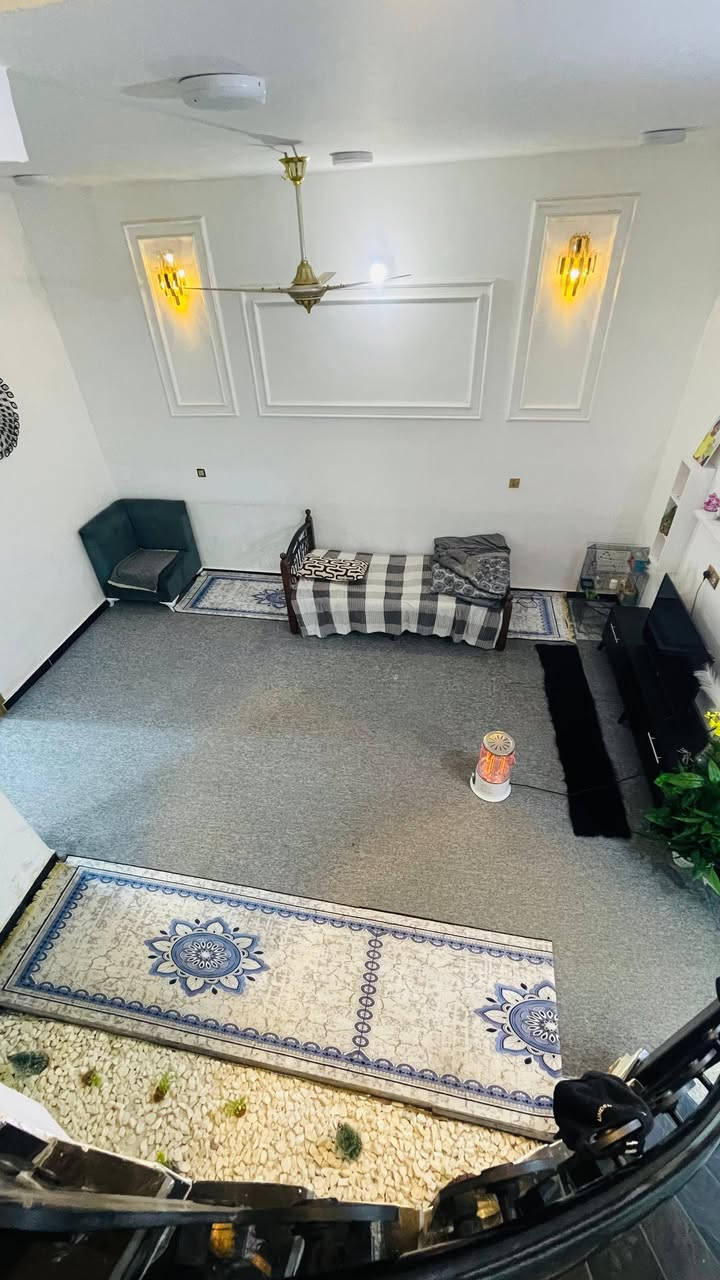 بيت  للبيع طابو زراعي سند 25 مرقم من البلدية الديوانيه حي الجامعه شارع هدى سجاد على الشارع مباشرتاً 
مساحه البيت 188 واجهه 7 او نص نزال 24 
تفاصيل العدد 5 غرف 2 منهن اسويت استقبال مطبخ عدد الصاله 3 صحيات 3 خارجيه او داخليه او بطابق الثاني بناء جديد  عام 2024
للاستفسار الاتصال على الارقام التالية
 ***********
***********
