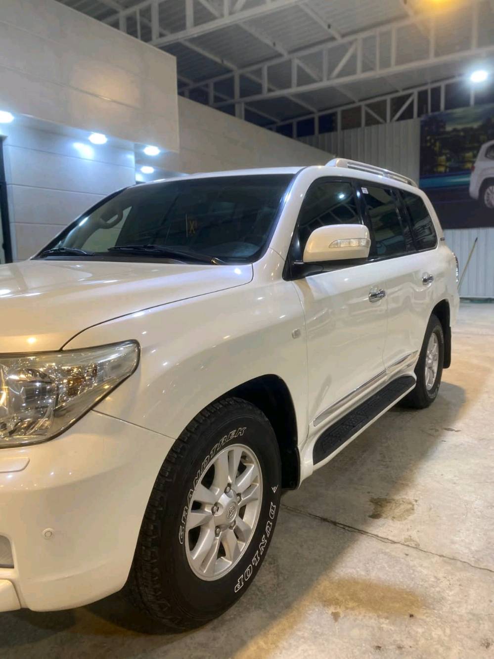 يالله لاندكروز 2011 ستينيه اصل فول موصافات 1/1 
رقم  جديد أنكليزي الدولي باسمي 
هزة وسنويه مجددة لغايه 2030 🔴
شرط تحويل ووكاله 
كفاله عامه من ضربه /وصبغ /وتبديل // ✅
مواصفات GXR.i يعني فول vip اصل ستينيه 
فتحة سلايت رؤف 
محرك 6سلندر وضع شركة 
بصمه + بصمه ابواب 
7راكب                     
ثلاث قطع تبريد 
كشنات جلد بقلاوة 
كرسي كهرباء 
٨ ايرباك
تحكمات ستيرن 
فور ويل  
دشبول ليزري 
عتب ليزري 
ثلاجة 🧊
شاشة بلاد 
كامرة خلفيه
دفلوك ونضام زحف 
لايت زنون اصل 
لد آمامي خلفي 
اشاير بلمري 
اشاير بلجاملغ
حساس امامي خلفي 
ارضيات جلد مال شركه تويوتا الأصليات

مكينة كفالة عامة لاتبخير لاتنقيص ولاصوت 
كير وضع الشركة مكفول كفالة عامة 
تخم تايرات اربعه جديدة دنلوب ياباني اصلي 
الحدادية الاماميه والخلفيه كلها جديدة وجاهزة
تبريد ثلج منظومة تبريد كاملة

السيارة مكفولة كفالة عامة من ضربة وصبغ وتبديل 
والسونار داخل المنشور كلشي موضح بلنشر ،المسافة المقطوعة 280 ألف كم
السعر 325 ورقة وبيها مجال 
رقم اربيل الجديد 

مكاني النجف //الكوفة للاتصال/***********
ا