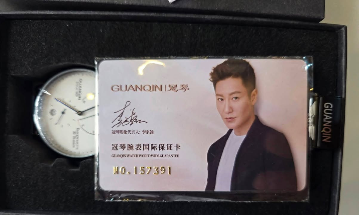 ساعة ميكانيكية أوتوماتيكية تتميز بتصميم كلاسيكي مستوحى من طراز "باوهاوس" (Bauhaus)..
Mercado Libre
Mercado Libre
المواصفات الرئيسية للساعة:
نظام الحركة: حركة ميكانيكية أوتوماتيكية تعمل بحركة معصم اليد، وتدعم أيضاً التعبئة اليدوية.
احتياطي الطاقة: تتميز بمؤشر لاحتياطي الطاقة يصل إلى 35 ساعة (Energyreserve 35 Stunden).
الميناء: ميناء أبيض بسيط يحتوي على نافذة لعرض التاريخ عند موضع الساعة 6 وميناء فرعي للثواني.
المواد: تأتي بهيكل من الفولاذ المقاوم للصدأ (Stainless Steel) مع زجاج من الياقوت الاصطناعي المقاوم للخدش.
التصميم: تُعرف هذه الساعة بكونها "تحية" (Homage) لساعة Nomos Lambda الفاخرة، حيث تقدم تصميماً مشابهاً


**إذا كنت صاحب هذا الإعلان وتريد حذفه لأي سبب، رجاءا أرسل رسالة إلى الدعم الفني**