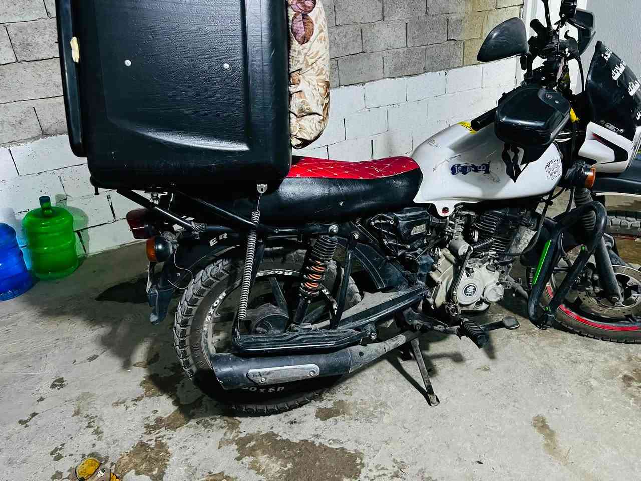 دراجه موديل 21 بوكسر بيها كطعه بل مشي وتانكي مبدل ابيعلك كوم حديد يعني شاصي مرقم  رقم بغداد تحويل ثاني يوم رايدها مليون 300 )  1/300 تفيدك خابرني متفيدك لاتخابر ولاتراسل 
***********
