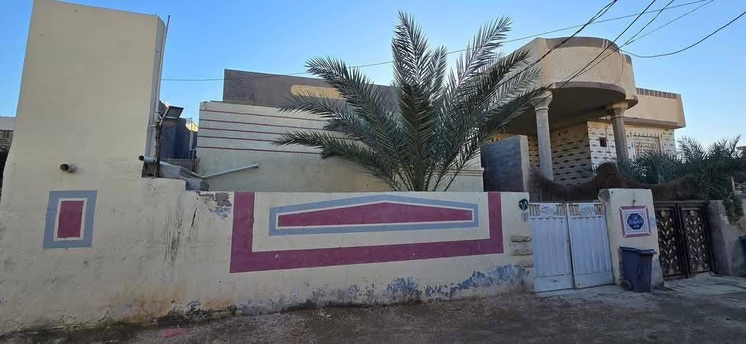 السلام عليكم بيت للبيع كربلاء سيد اسماعيل رابع فرع عن الشارع العام 
طابقين أربع غرف نوم صالتين واستقبال ومطبخ وحديقه ودرج خارجي الطابق الثاني سند 25 المساحة 200 متر عرض الشارع 7 متر خمس دقائق عن الأمام بالسياره تريد نفرات هم موجوده سعره 125 وبيه مجال ***********
