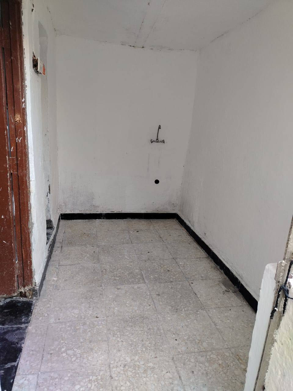 بيت للايجار بالدورة شارع 60 
مقابل افران اليسر 
استقبال ومطبخ ومنافع وغرفة نوم وكراج صغير 

للايجار ب 250 قفل 
للأستفسار ***********
