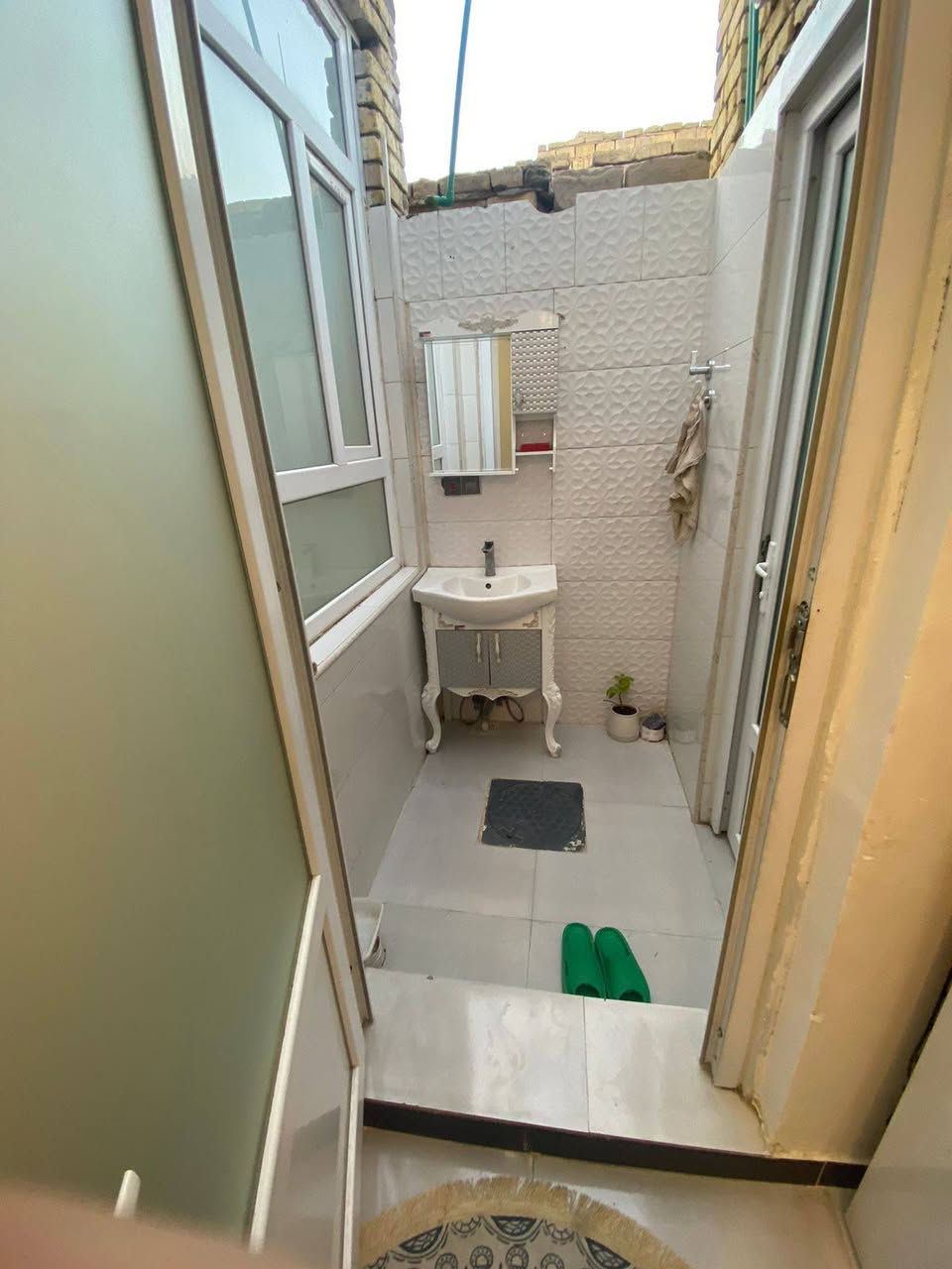 بيت للبيع طابق واحد مساحه ١٥٠ +فضله في حي التضحيه كامل خدمات بناء حديث ركن تبليط ع شارعين مطلوب اسكان ٥٠ لاستفسار ***********
