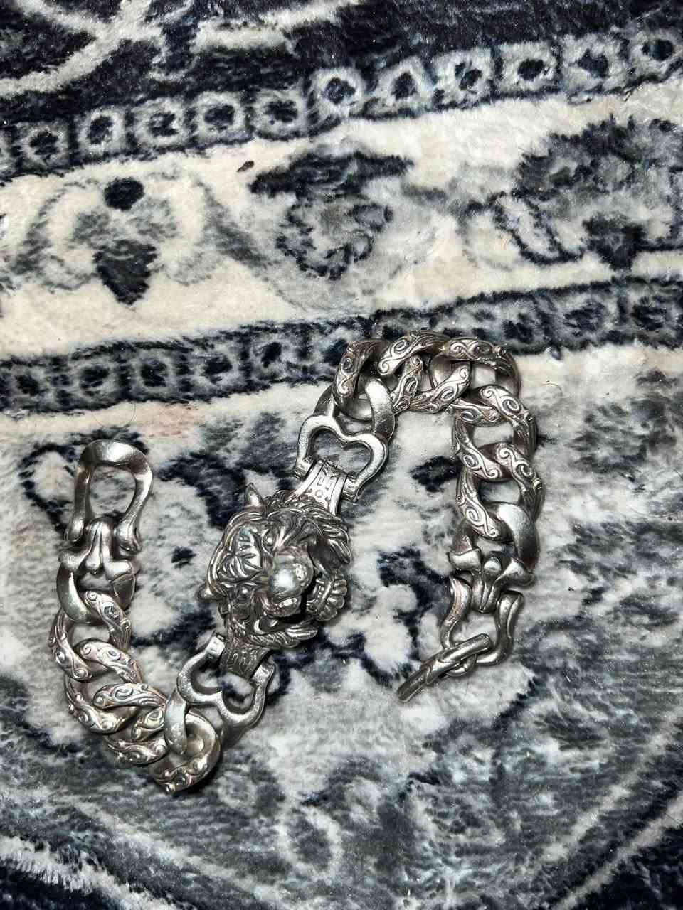 السلام عليكم شباب سوار ابو الاسد فضه مو استرليني ركز فضه تجي من باب البيت تفحصه وجيب وياك معدات الفحص اذا متفحصه لتجي وتندل بيتنه يلا تاخذه ختم 925 الوزن 86 غرام للبيع الغرام 3500 مكاني بغداد شارع فلسطين لاستفسار واتساب ***********
