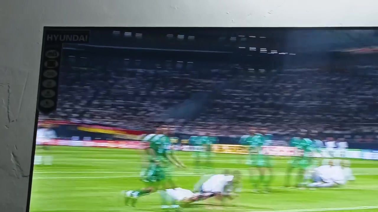 هذه الشاشة هي من نوع هيونداي (Hyundai)، وتعمل بنظام تشغيل ذكي (Smart TV) يتيح لك تشغيل تطبيقات البث ومشاركة محتوى الإنترنت.
إليك أهم ما يظهر بخصوص مواصفاتها من الصورة:
​النظام والواجهة: تدعم اللغة العربية وتحتوي على متجر تطبيقات خاص بها لخدمات البث المعروفة.
​التطبيقات المثبتة: يتوفر عليها بشكل مسبق تطبيقات أساسية مثل:
​يوتيوب (YouTube)   ***********
​نتفليكس (Netflix)
​ديزني بلس (+Disney)
​أمازون برايم فيديو (Prime Video)
​متجر تطبيقات (App Store) لتنزيل برامج إضافية.
​إذا كنت تبحث عن رقم الموديل الدقيق (الرمز الخاص بالشاشة)، فغالباً ستجده مطبوعاً على ملصق أبيض أو أسود خلف الشاشة نفسها، ويحتوي على أحرف وأرقام تحدد حجم الشاشة وسنة تصنيعها بدقة.
هذه الشاشة هي من نوع هيونداي (Hyundai)، وتعمل بنظام تشغيل ذكي (Smart TV) يتيح لك تشغيل تطبيقات البث ومشاركة محتوى الإنترنت.

