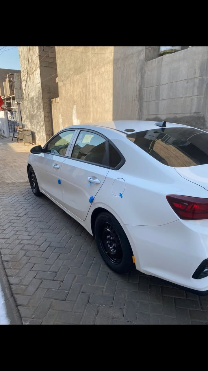 السلام عليكم فورتي 2021 وارد أمريكي سياره معوقين بعدلها سنة وأصير حره
مكينته 2000 دوش
كير ومكينه مكفولة 
مواصفات 
تحكمات استيرن 
وشاشة وكامره
ورادار امامي 
سياره كاملة مابيها نقص 
وسونار موجود 
السعر 128 وبيها مجال 
الاتصال:- ***********
