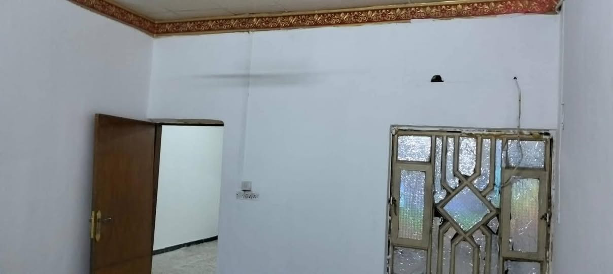 بيت للأيجار
القبله حي الشهداء قرب مدرسه المفاخر
مساحة البيت 104متر
يحتوي على غرفة كبيرة وصاله 
واستقبال ومطبخ وصحيات داخلية وخارجية وطارمة
الايجار / 400 الف 
***********
