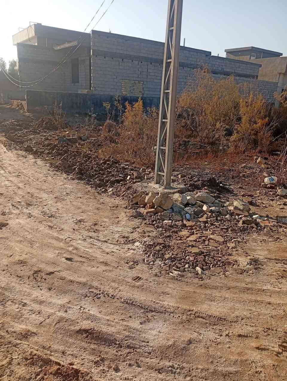 السلام عليكم قطعه أرض 200متر ركن طابو زراعي سند 25واصل ماء وكهرباء وكافه الخدمات السعر 28مليون وبيها مجال بأسمنا الواجهيه 15والنزال 20الخالص الشرقيه بالقرب من ملعب بيت حبوس للأستفسار*********** أوواتساب
