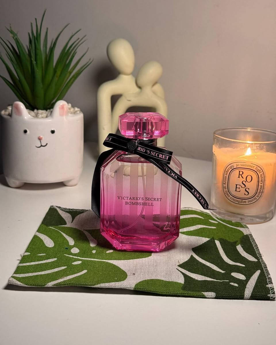 Victoria secret Bombshell 
فكتوريا سكرت عطر نسائي يحمل مجموعة من المشاعر والأحاسيس في تركيبته تجعل كل أنثى تنبض بالسعادة 🌷لأنكِ الأرقى اذن تستحقينه🌷
VICTORIA'S SECRET BOMBSHELL
عطر فكتوريا سكرت بومبشيل النسائي_
فكتوريا سيكرت بومشيل عطر رائع من العائلة الفاكهية الزهرية الفواحة برائحة تضج بالحياة والانتعاش تدوم طويلا. بمزيج من المكونات المتناسقة مع بعضها البعض لتعطيك الشعور بالجاذبية والثقة طوال اليوم

إفتتاحية العطر 🩷 الباشون فروت، الجريب فروت، الأناناس، اليوسفي و الفراولة
قلب العطر 💜 الفاوانيا، أوركيد الفانيلا، التوت الأحمر، الياسمين و زنابق الوادي
قاعدة العطر 🩷 تتكون من المسك، الأخشاب و طحلب البلوط❤️❤️❤️❤️🌹
الحجم 100ml

سعر القطعة 12 الاف

#عطر #عطر_فكتوريا


**إذا كنت صاحب هذا الإعلان وتريد حذفه لأي سبب، رجاءا أرسل رسالة إلى الدعم الفني**