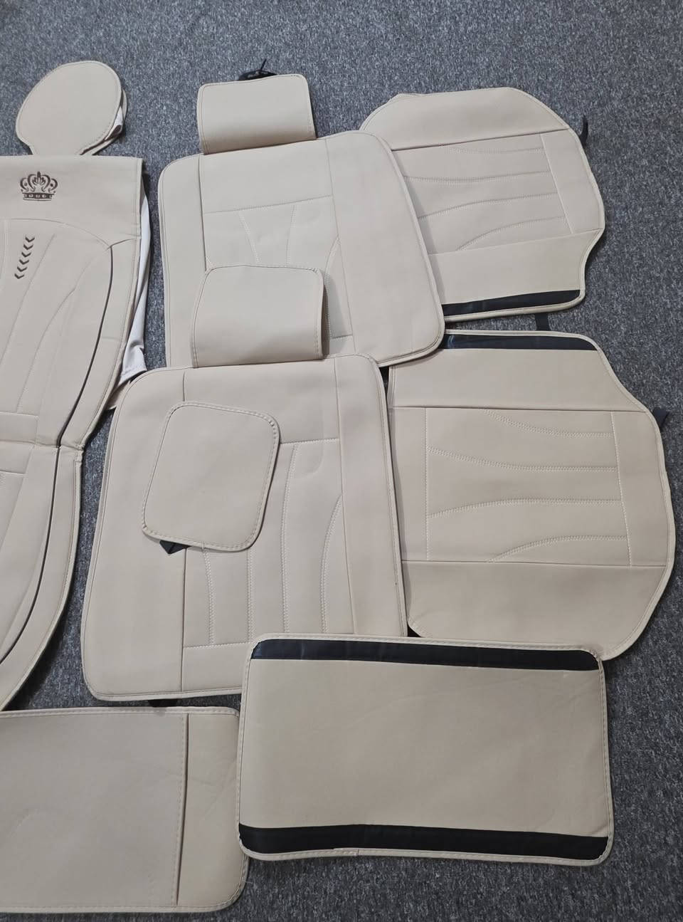قم أغطية مقاعد سيارة جلدية بلون بيج مع تصميم تيجان مطرزة، ويشمل أغطية للمقاعد الأمامية والخلفية. ٣٠ مع توصيل جوكر ترهم جميع سيارات ال ٥ مقاعد


**إذا كنت صاحب هذا الإعلان وتريد حذفه لأي سبب، رجاءا أرسل رسالة إلى الدعم الفني**