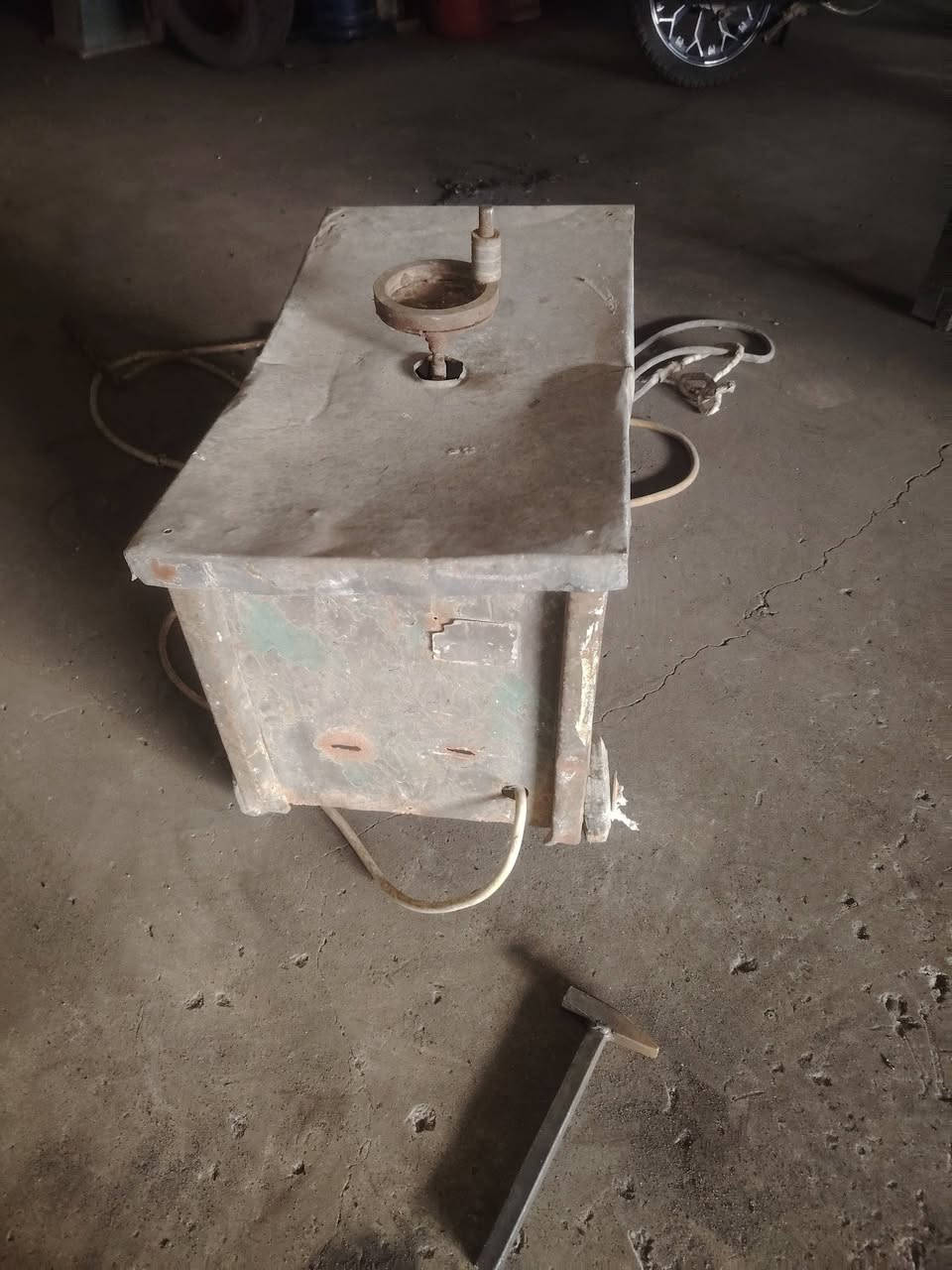 سلام عليكم عندي غراض للبيع كتر 10 حصان كوسره ثابته 3 فيز مكينه لحيم القديم كله نحاس ميز تزكا ويا منكنه كلمن او سعره  للبيع مكاني بغداد الحسينيه مال الراشديه ***********
