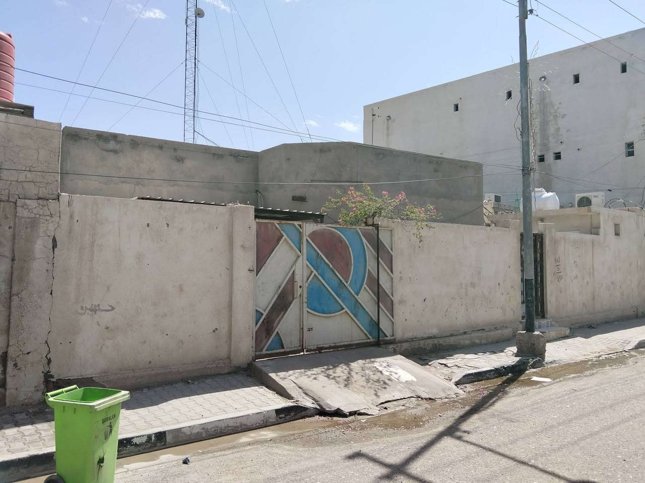 السلام عليكم 
دار للبيع طابو صرف ركن على شارعين 

المساحة 400 متر مربع 

يحتوي على مشتمل بناء حديث 

العنوان: قضاء الدير/ قرب محطة الوقود القديمة (المهدمة) قرب العمارة الجديدة 

موقع مميز يصلح للاستثمار 
***********
السعر 300 مليون قابل للتفاوض
