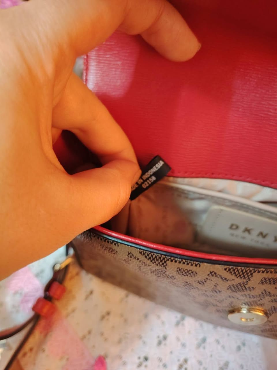 هذه حقيبة دكني  كود اصلي صناعه اندنوسيا  DKNY Bryant Park Flap Crossbody، وهي مصممة من قماش مطلي بشعار الماركة مع حواف جلدية. للاستفسار  خاص لطفا بيج ندى عابد


**إذا كنت صاحب هذا الإعلان وتريد حذفه لأي سبب، رجاءا أرسل رسالة إلى الدعم الفني**