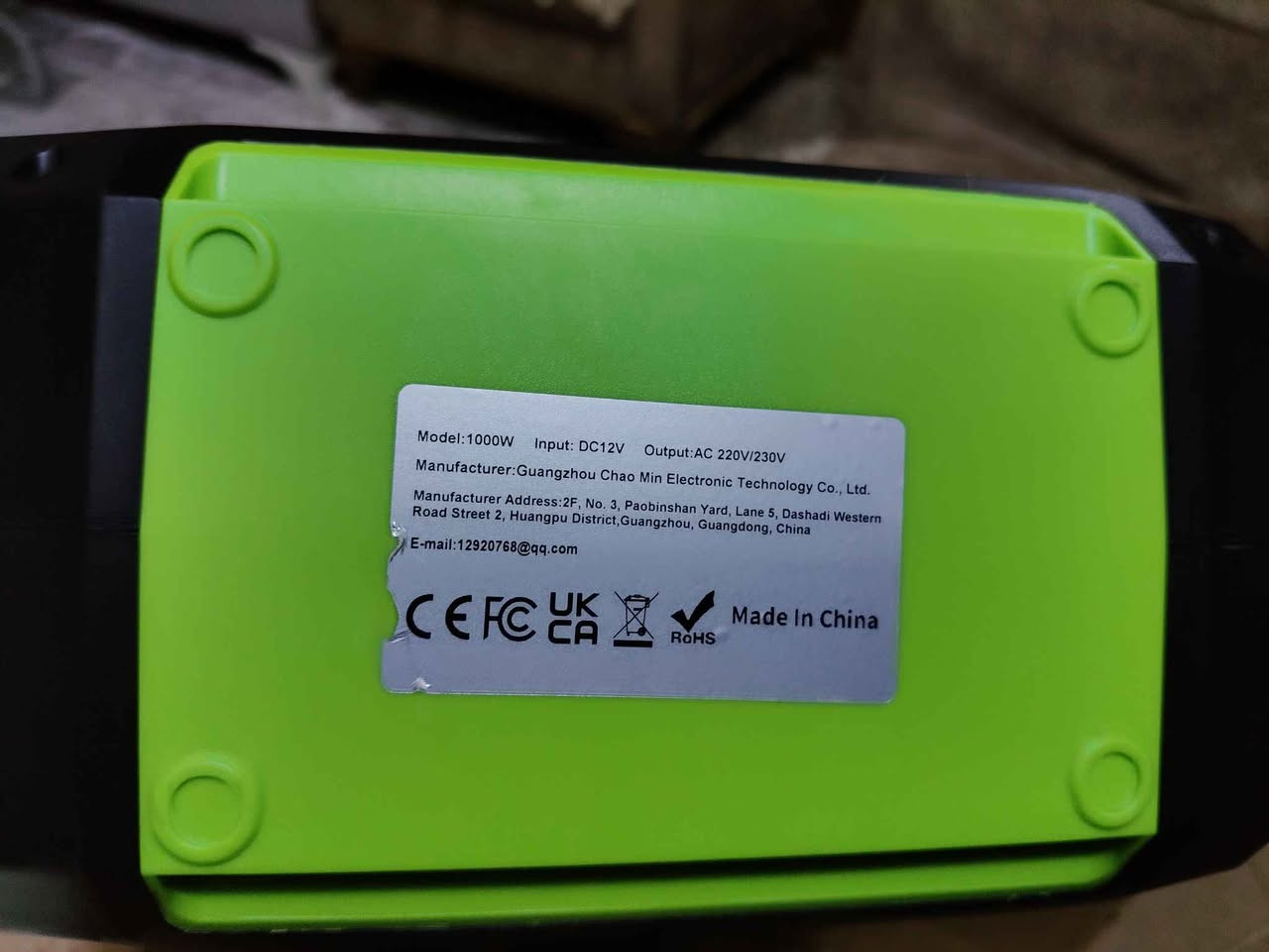 مميزات الجهاز:
​قوة أداء عالية: قدرة تصل إلى 1000W لتحويل طاقة البطارية (12V) إلى كهرباء منزلية (220V/230V).
​تعدد المنافذ:
​2 منفذ AC Outlets (تشغيل أجهزة اللابتوب، الشاشات، أو الأجهزة الصغيرة).
​2 منفذ USB-A لشحن الموبايلات.
​2 منفذ PD USB-C للشحن السريع للأجهزة الحديثة.
​شاشة ديجيتال الذكية: لمراقبة جهد الداخل (Input) وجهد الخارج (Output) لحظة بلحظة.
​تصميم مدمج وسهل الحمل: مزود بمقبض مريح ووزن خفيف يجعل تنقله سهلاً جداً.
​نظام حماية متطور: مزود بمروحة تبريد داخلية للحماية من الحرارة الزائدة وضمان استقرار الأداء.
​📐 المواصفات التقنية:
​الموديل: 1000W
​المدخل: DC 12V
​المخرج: AC 220V/230V
​الأبعاد: 22.5 سم × 13 سم (تصميم موفر للمساحة).
​📍 الحالة: جديد (بالكرتونة) بغداد, العراق


**إذا كنت صاحب هذا الإعلان وتريد حذفه لأي سبب، رجاءا أرسل رسالة إلى الدعم الفني**