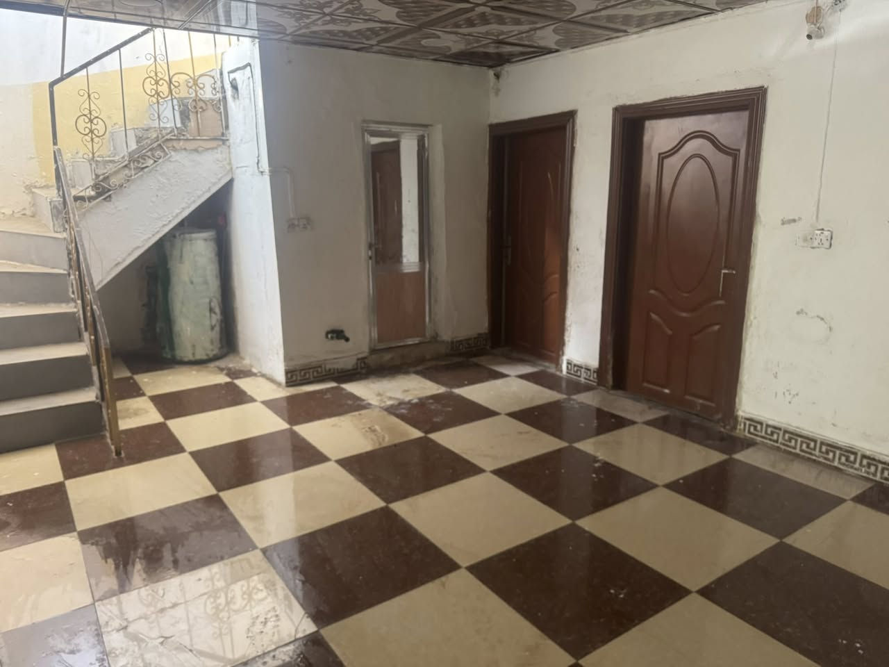 ‏سلام عليكم أخوان بيت للإيجار المساحة 150 متر الموقع شارع 40 خلف الطابور قريب الشارع تبليط  كلش غرفتين وصالة واستقبال ومطبخ وصحيات خارجيه وداخليه الإيجار 225￼ الاستفسار الاتصال على الرقم ***********
