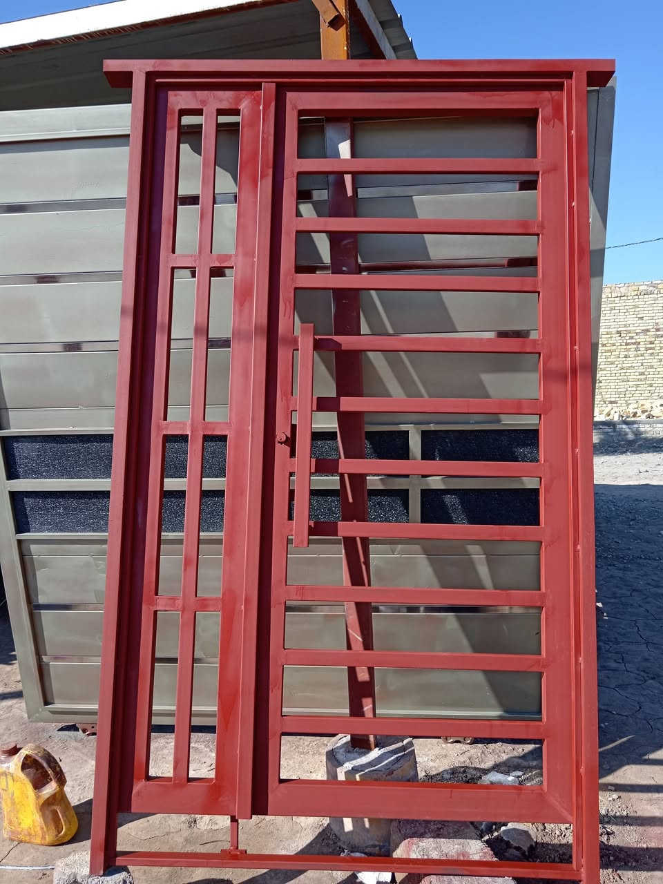 السلام عليكم باب للبيع ارتفاع مترتين 225 والعرض متر و30 طلاقه وربع سعر مناسب***********
