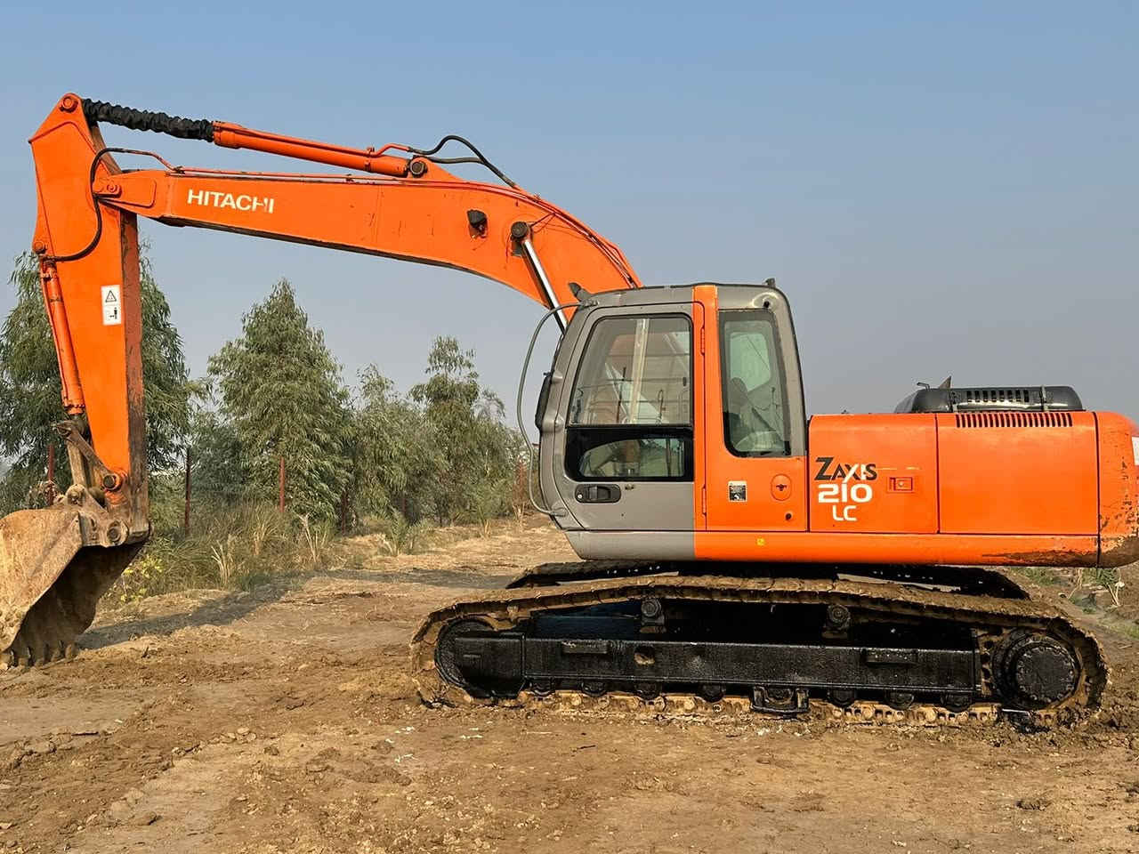 للبيع حفاره زت مديل2005 اصل شاصي 114 رقم الماني مكفوله كفاله عامه مضخه ومحرك وبم ونوزل وصفر جاج على وضع الشركه تبريد ابلادي  زناجيل وحداديه 100/100 الاتصال ***********
