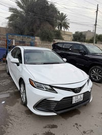 تيوتا كامري 2023 بانزين حادث بنيد وجاملغ امامي ماشيه 27 الف كيلو السعر...