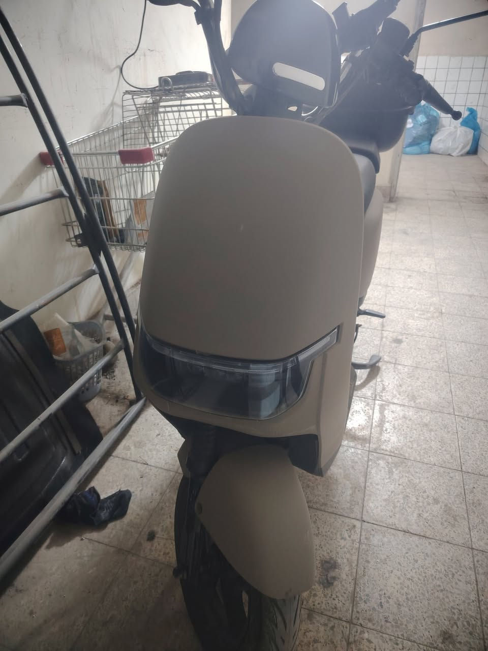 سلام عليكم دراجه شحن H اريان الأصلي استعمال شي قليل سرعه 50 4 نمر لون بيجي الدراجه تخبل جديده بعده السعر 450 قفل قفل من الاخير رقم الهاتف *********** متواجد واتساب فقط
