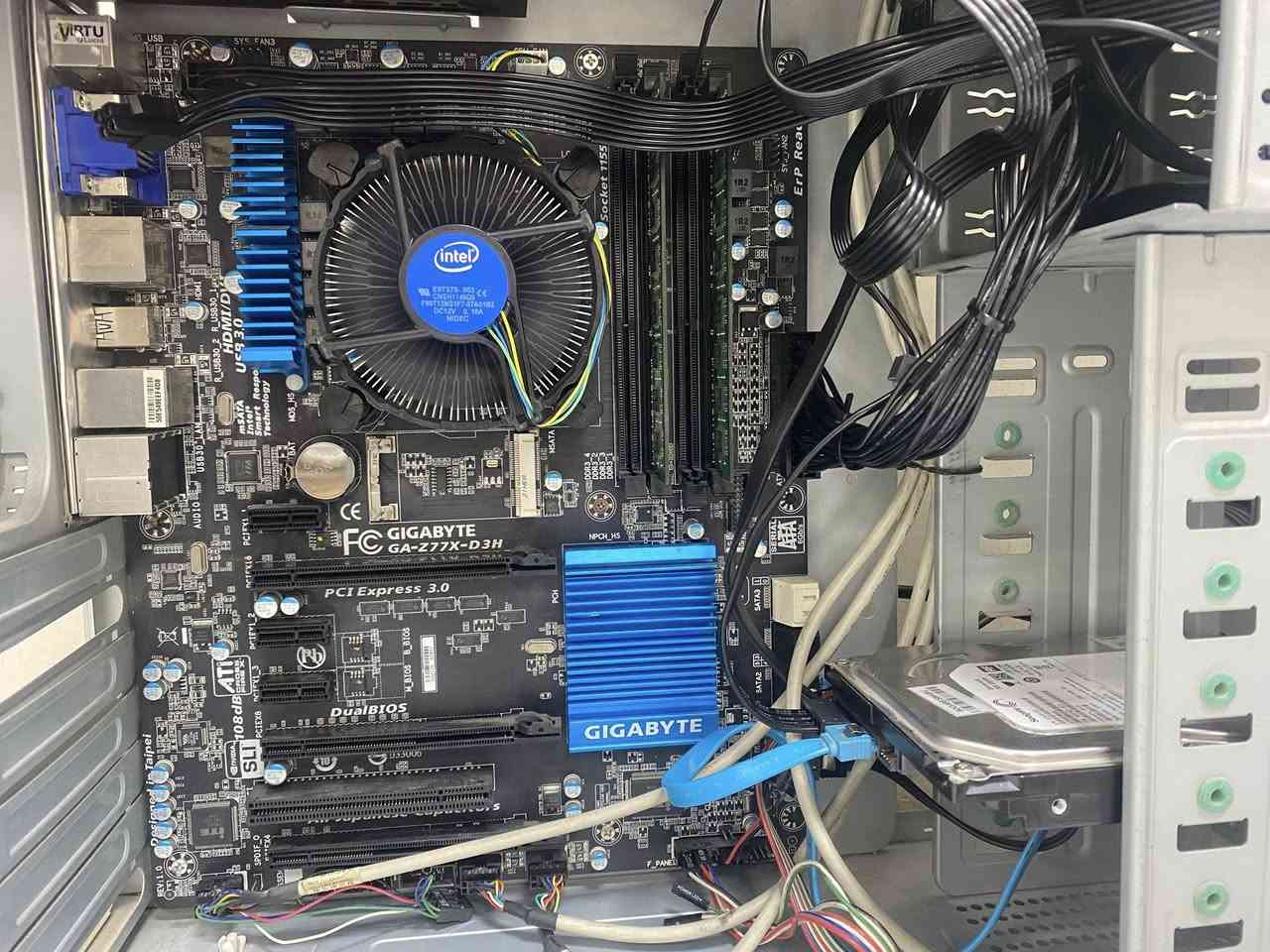 كيس للبيع
core i7 جيل ثاني
رام 4 gb 
بور سبلاي thermaltake 850 rgb
وهارد ٥٠٠ hdd
بدون كرت شاشة تعرض داخلي  vga
وتكدر تخلي كرت شاشة يشغل العاب اقوة
مذربورد gigabyte 
للعلم بس البور سبلاي مشتري ب١٠٠ وجديد شادة
السعر الكلي١٥٠ الف دينار
عنوان بغداد
***********
