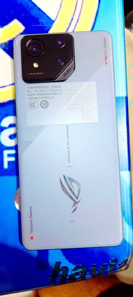 السلام عليكم شباب، متوفر للبيع هاتف Asus ROG Phone 8🔥

 الجهاز غني عن التعريف، أقوى جهاز للالعاب وبحالة ممتازة جداً🔥

المواصفات الأساسية للجهاز:

المعالج: Snapdragon 8 Gen 3 معالج خارق بتردد 3.3GH ومزود بمعالج رسوميات Adreno 750  (يشغل أقوى الألعاب بأعلى دقة وسلاسة 120 فريم وبدون أي لاك)🔥

الذاكرة العشوائية (RAM): 16GB (أداء سريع جداً بالتنقل بين التطبيقات والالعاب الثقيلة)🔥

ذاكرة التخزين: 256GB🔥

الشاشة: AMOLED بتردد 165Hz بصمة مدمجه بلشاشه + بصمه وجة (سلاسة خيالية واستجابة سريعة جداً باللعب)🔥

النظام: أندرويد 14 (أحدث إصدار)🔥

البطارية: 5500mAh 65 wوتدعم الشحن اللاسلكي السريع🔥

الصوت: سماعات ستيريو محيطية مجسمة ونقية جداً🔥
الكامرة : فويه جدا تصوير 8k ٣٠ فريم وال4K ٦٠ فريم 🔥

ملحقات ونظافة الجهاز:

الجهاز نظيف جداً وأخو الجديد (مثل ما موضح بصورة النظام)🔥

[ويا كارتونته والشاحن الاصلي ].

السعر: [ قيم بما يرضي الله ] (اني العام اشتريته بمليون و ٤٠٠).
المكان: بغداد / [ حي الجهاد/ حي الاساتذه].

المتواجدين والشراية الي يعرفون قيمة هذا الوحش، الي يحب يستفسر يراسلني خاص أو يتصل على الرقم: [ ***********
*********** ].
متوفر واتساب أيضا
