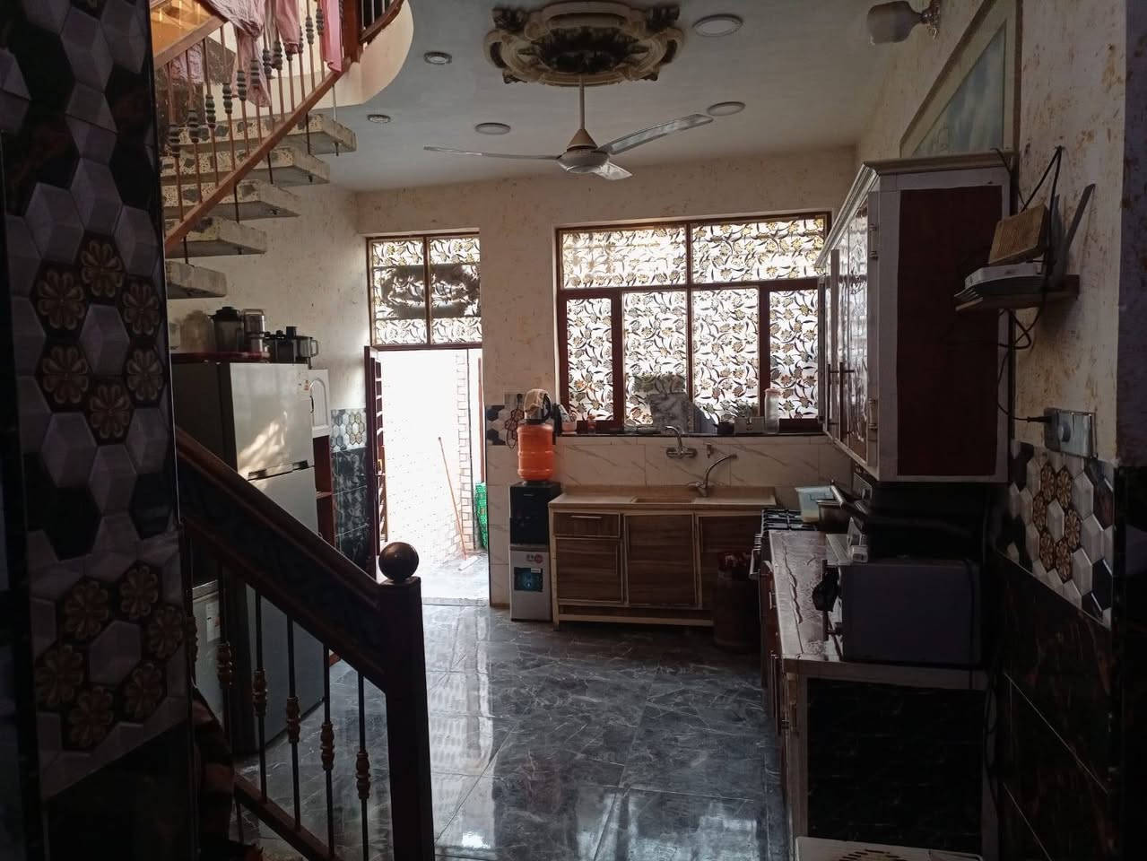 دار للبيع ١٤٠ متر
طابق واحد غرفتين وستقبال ومطبخ وصحيات وبيتونه
مكانه سريدات قديمه نهايه مربع الثالث قريب علشارع
خدمات كامله مي كهرباء
بس بعده مامبلط الشارع
سعر خابر وبيك خير وتدلل
***********
