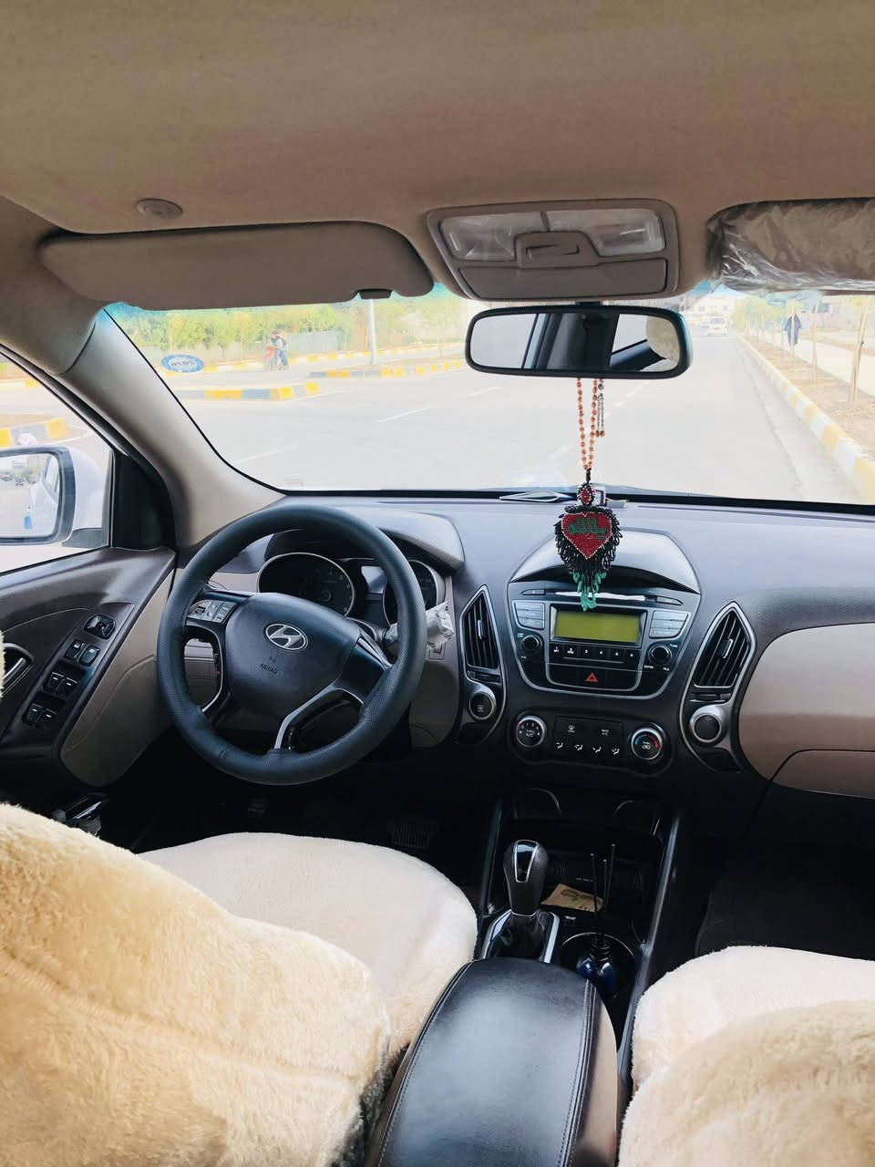 السلام وعليكم: توسان للبيع سياره بأسمي بيها قطعه واحد بارد مثل ماوضح بالصوره السياره ماشاءالله مكفوله من كلشي 
موديل ٢٠١٥ 
حجم المكينه 2000
مادة المقعد قماش 
4 سلندر 
السياره ماشيه 68 الف فقط 
السعر 175$
مكاني السليمانية/كلار 
لاستفسار: ***********
