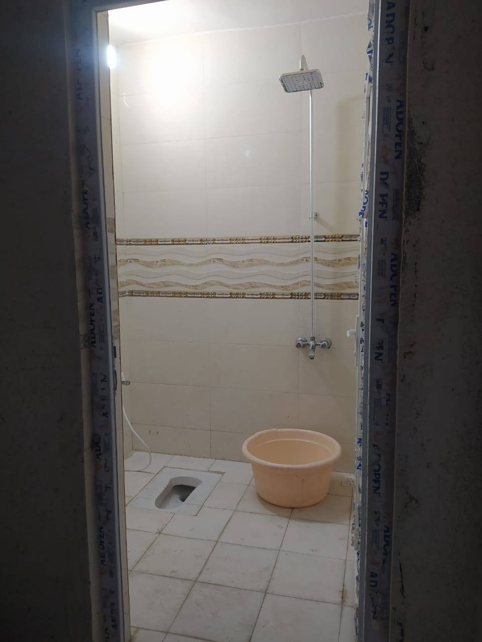 بسم الله الرحمن الرحيم يتوفر لدينا بيت للبيع طابو زراعي عراقي البيت قاطين يتكون من 4 غرف النوم وديوان وصاله فوك وصاله جوه وكراج مساحة 300 عنوان البصرة ابو الخصيب حمدان قريب مستوصف حمدان شارع 10 متر ماء كهرباء سعر 220 وبيه مجال ***********.  ***********
