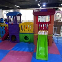 بيت لعب • بلاستك ثخين