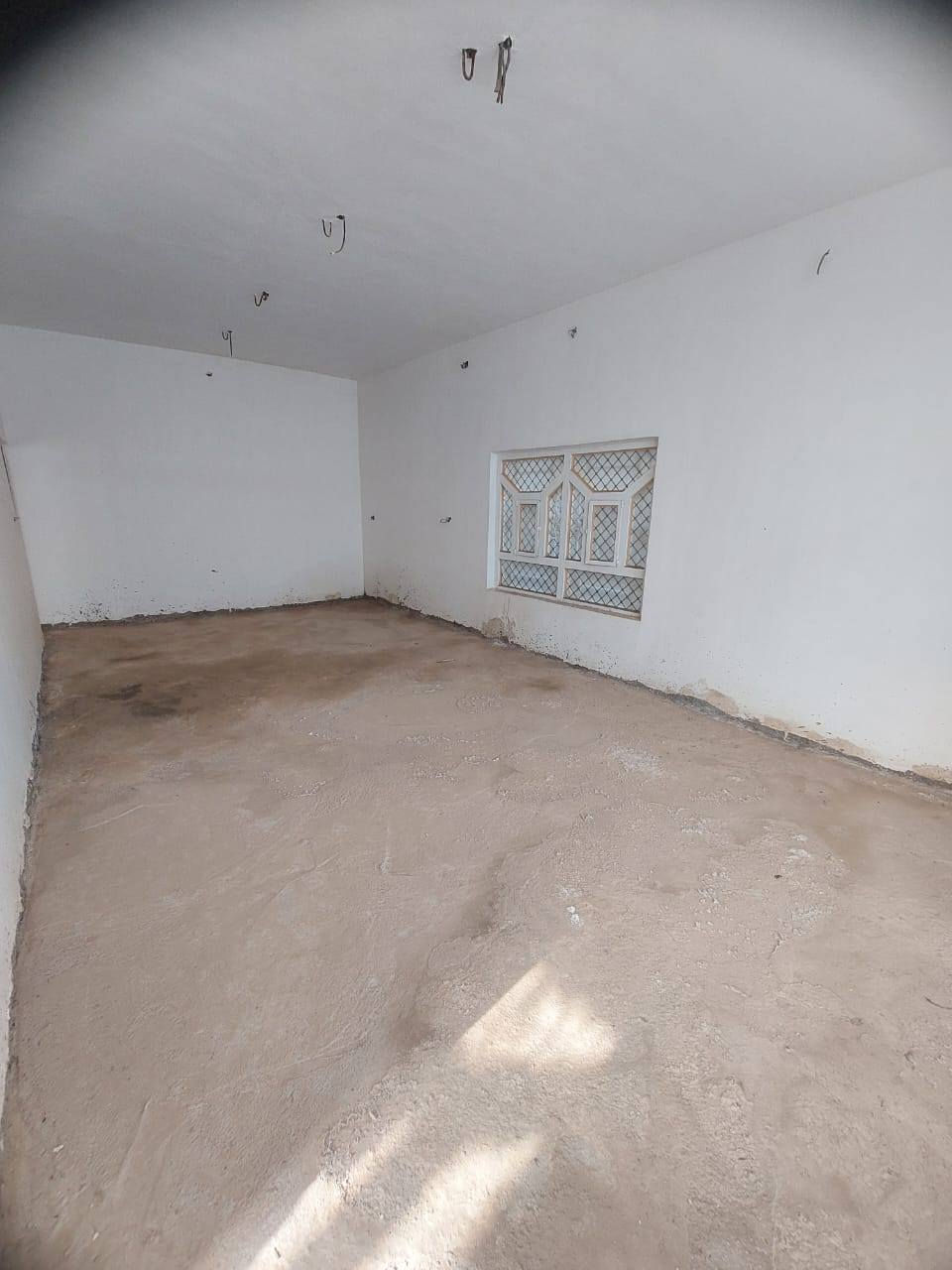 بيت مع قطعة في حي الحكيم المساحة الكليه ٧٥٠ م البيت مساحة  لبناء١٨٠م نقص تشطيب فقط البيت بناء طابوق و صب مسلح ويمكن قسمه الى  بيتين بسهولة خدمات كاملة ماء و كهرباء و مجاري مرقم من البلدية  يصير بالفرع بس على شارعين  قريب ع الشارع العام ، نزلة حسينية حجي ياسر خليفة رابع فرع ع اليمنه السعر اتصال برقم ***********
