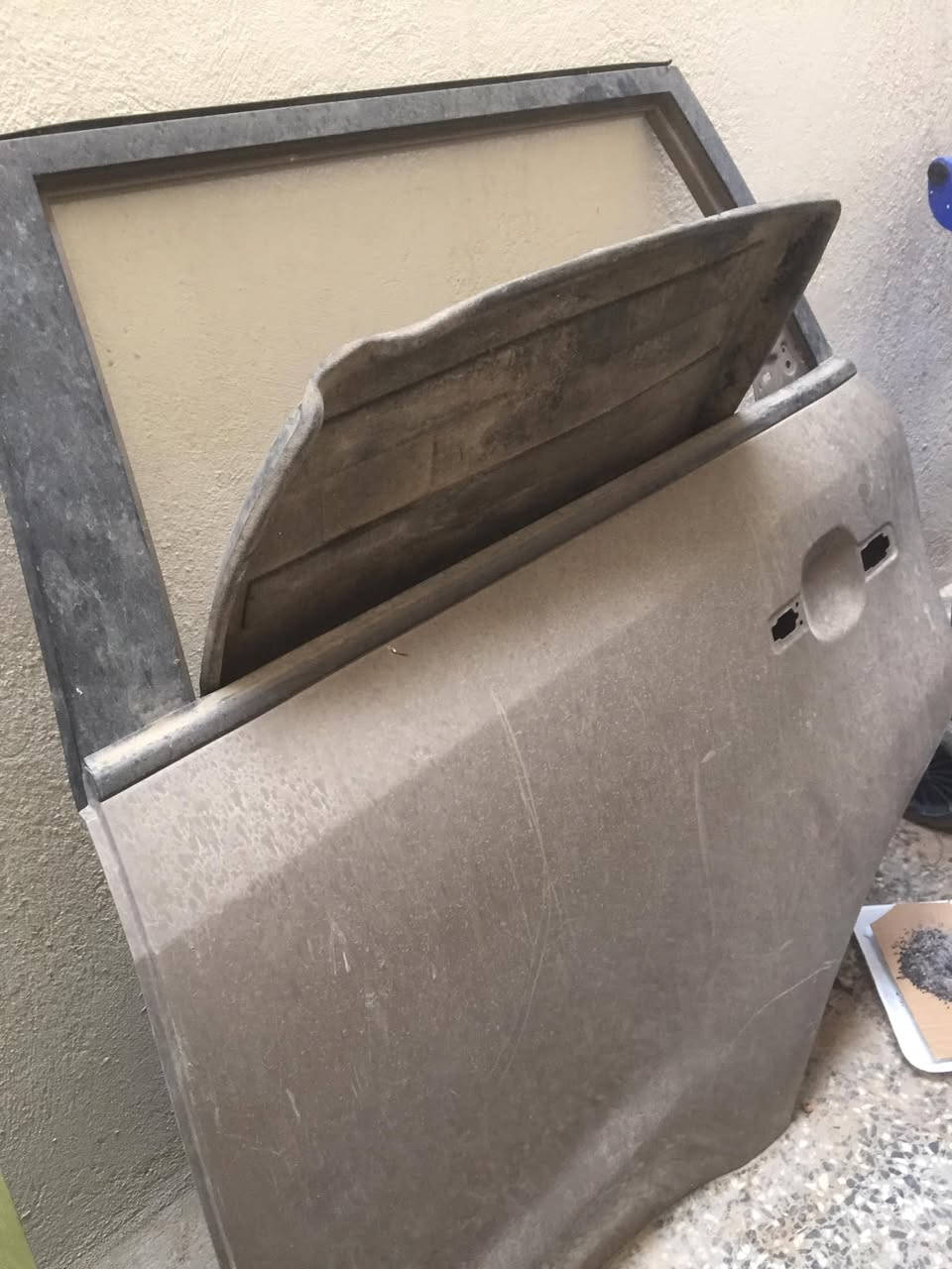 للبيع باب عكس السايق ابيض وباب السايق اخضر وباب خلف السايق جوزي مرشوشات بدون قطرة معجون وبدون ضربة سعر القطعة ٧٥ ألف مكاني الزعفرانية ***********
