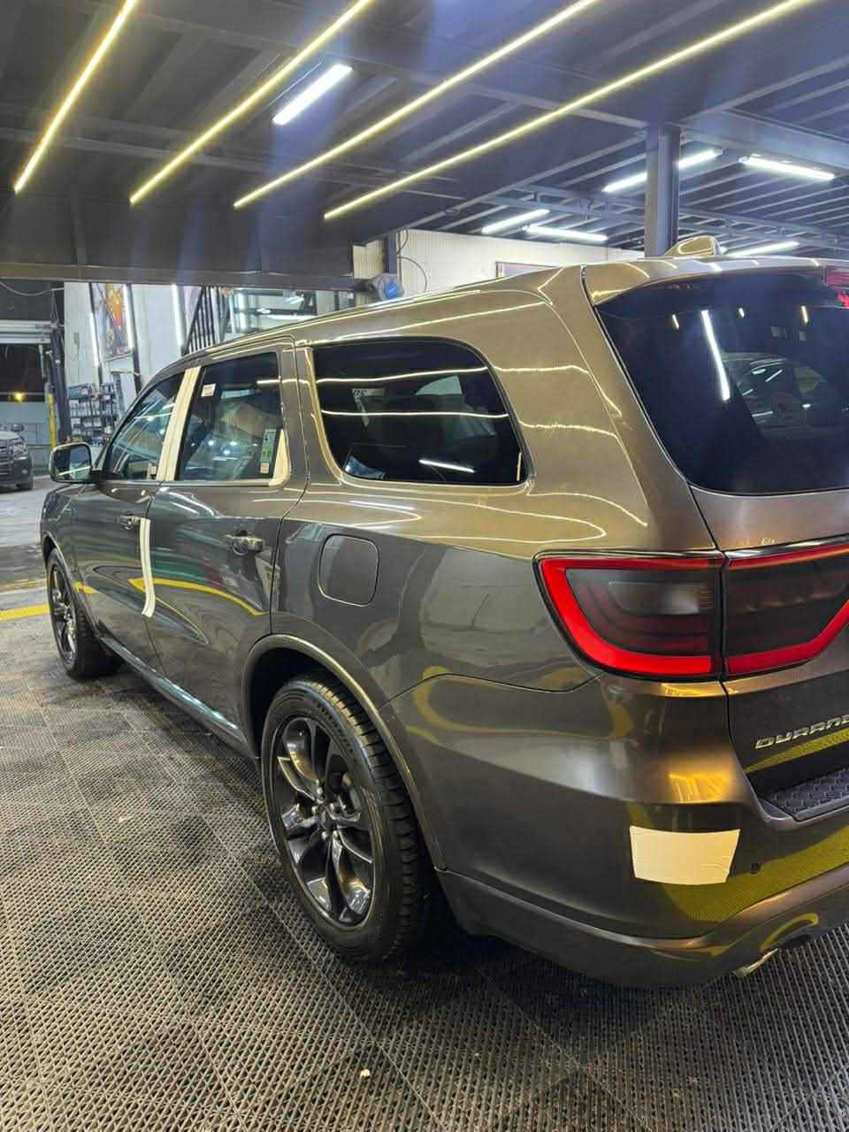 🟡 للبيع   2021 Dodge Dourngo 🟡
🔴 المركبة :  دوج دورنكو 2021 (بلاك اديشن )
🔴 الرقم : السيارة رقم سليمانية
 السنوية بأسمي تحويل مباشر للمشتري
🔴  الحادث : خلفي فقط باب الصندوق و مبدل بلادي نفس اللون
🔴 الايرباكات :  بدون ايرباك
🔴 العداد :49000 Mi
🔴 عدد 2 بصمة
المواصفات 
✅ محرك 6 سلندر
✅ لايتات زينون عالي و واطئ اصل 
✅ كشافات دعامية LED عالي الانارة مع حاجب LED نهاري
✅ بصمة باب وتشغيل
✅ ويل حجم 20  بلاك توب اصل مع طقم تاير بحالة ممتازة 
✅ حساس خلفي  اصل مع كاميرا خلفية دوارة 
✅ حساسات الاجتياز الجانبية للمركبة 
✅ باب الجنطة كهربائي 
✅ تحكم كهربائي لمقعد السائق
✅ مقاعد اماميه  تدفئه مع تدفئة المقود
✅ شاشة دشبول كبيرة لمجموعة من الايعازات
✅ عازل حراري بنسبة 90% نوع امريكي للزجاج

بيع مستعجل 
للاستفسار عن السعر أو تفاصيل أكثر الاتصال على الرقم. 
واتساب متوفر ***********
العنوان بغداد بغداد, العراق
