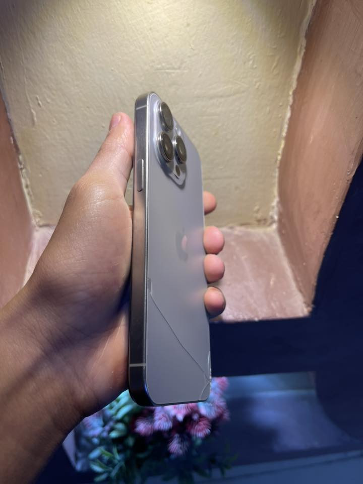 السلام عليكم ورحمه الله
ايفون 15 برو ماكس موصفاته 
ذ256 بطاريه 90 بلاد  لا معاليه ولا شي وين معجبك تفحص فيس إيدي شغال شاصي زلغ مابي غراضه جهاز شرق اوسط ماستر كرتونته الاصليه ويا فقط مبدل شاشه اصليه 3 خيارات وضهر مفطور 
سعر 775 وبي مجال 
رقمي ***********  مكاني دوانيه مركز 
تحياتي لجميع
