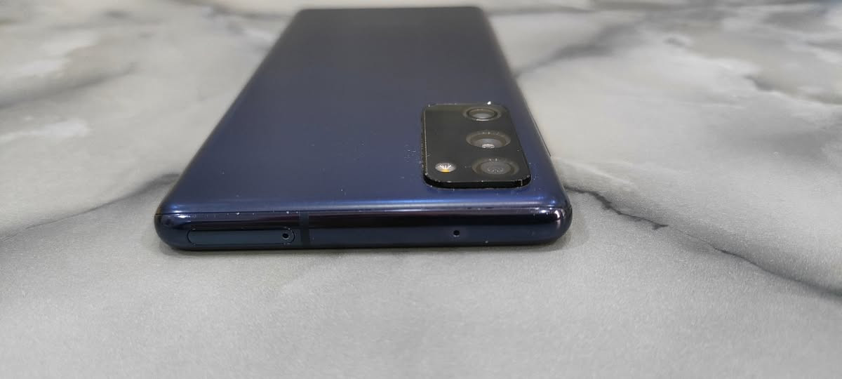 السلام عليكم 
للبيع 
كالكسي S20 fe
الجهاز شرق اوسط مو امريكي 
دبل شريحه 
شاشه عملاقه من نوع super Amoled FHD+
بمعدل تحديث 120 هرتز
معالج راقي Qualcomm Snapdragon 865
كاميرا خلفية ثلاثية 12+8+12
كامرا سلفي 32 ميكابكسل
الهاتف يأتي مقاوم للماء والغبار بمعيار IP68
ذاكرة تخزين 128 ميكا بكسل
وعشوائيه 8 ميكا بكسل
بطاريه 4500 مللي امبير تدعم الشحن السريع 
نظافة 100%
السعر المطلوب 200 الف دينار


**إذا كنت صاحب هذا الإعلان وتريد حذفه لأي سبب، رجاءا أرسل رسالة إلى الدعم الفني**