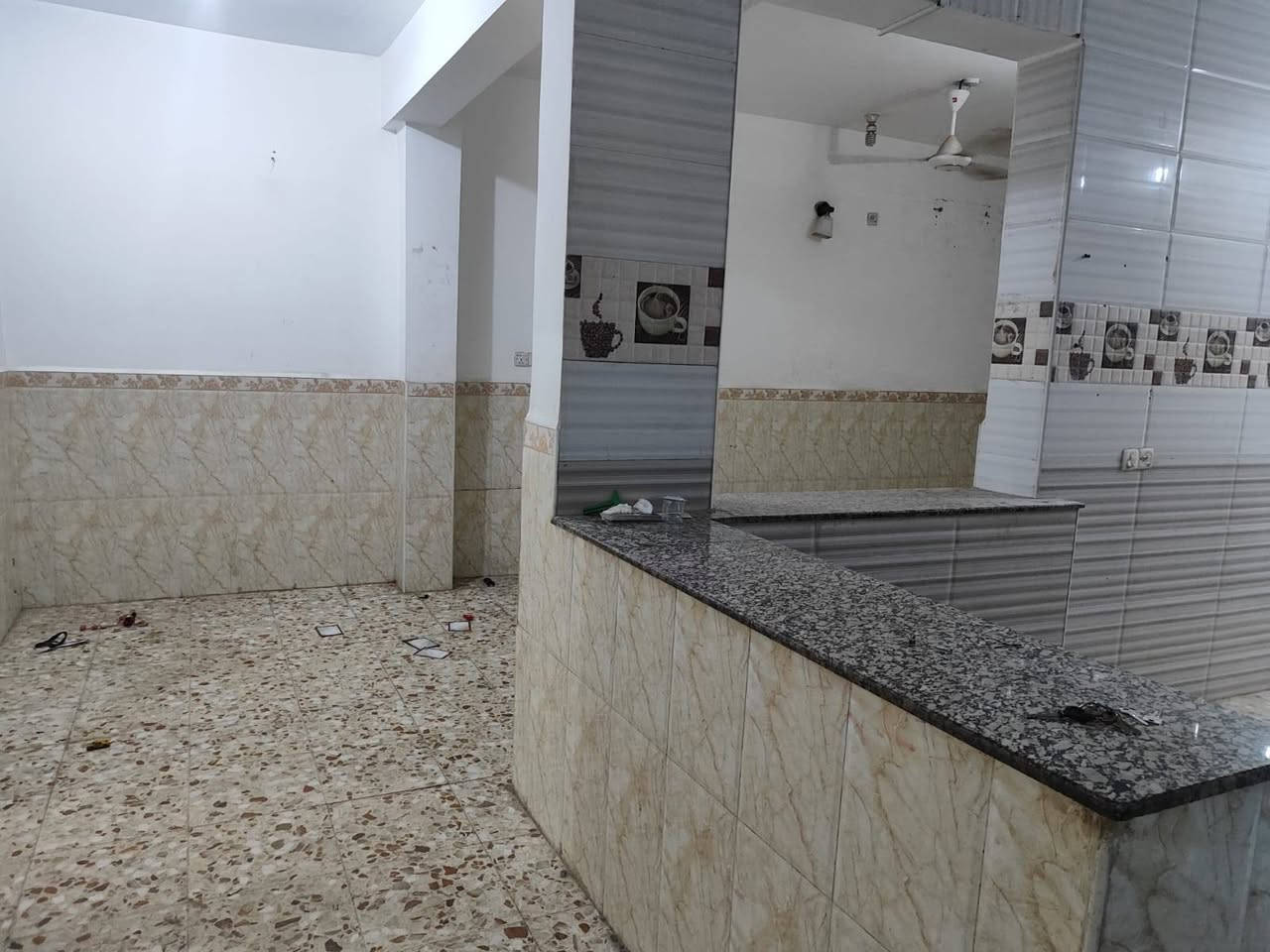 شقة للايجار 
تحتوي ع غرفة كبيرة
غرفة صغيره 
صاله 
مطبخ
مجمع صحيات 
ماطور +سخان 
الشقه في الدور الاول يعني درج واحد 
الموقع حي الصدر مجاور فرح مول مقابل مدرية رقية 
للاستفسار الاتصال على الرقم 
***********
