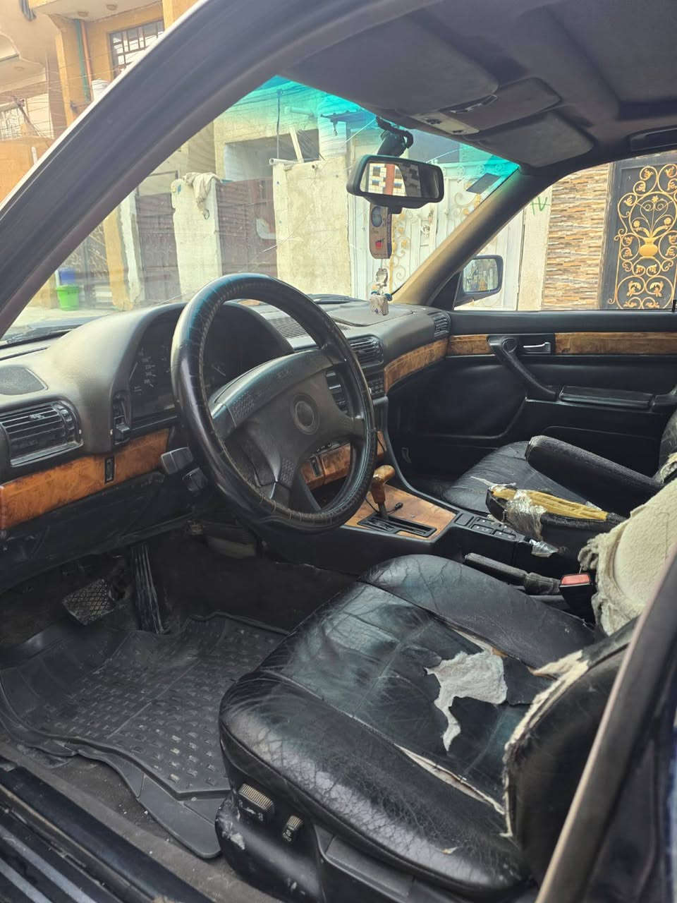 السلام عليكم 
مرخصت الادمن 
BMW موديل 1993
مكينه خير من الله 
تبريد ثلج 
3طكات اسلايت 
رقم بغداد تحويل ثاني يوم 
السعر 45 $ ورقه وبيهة مجال حك الجيه 
مكان السيارة بغداد الزعفرانيه 
***********
***********
