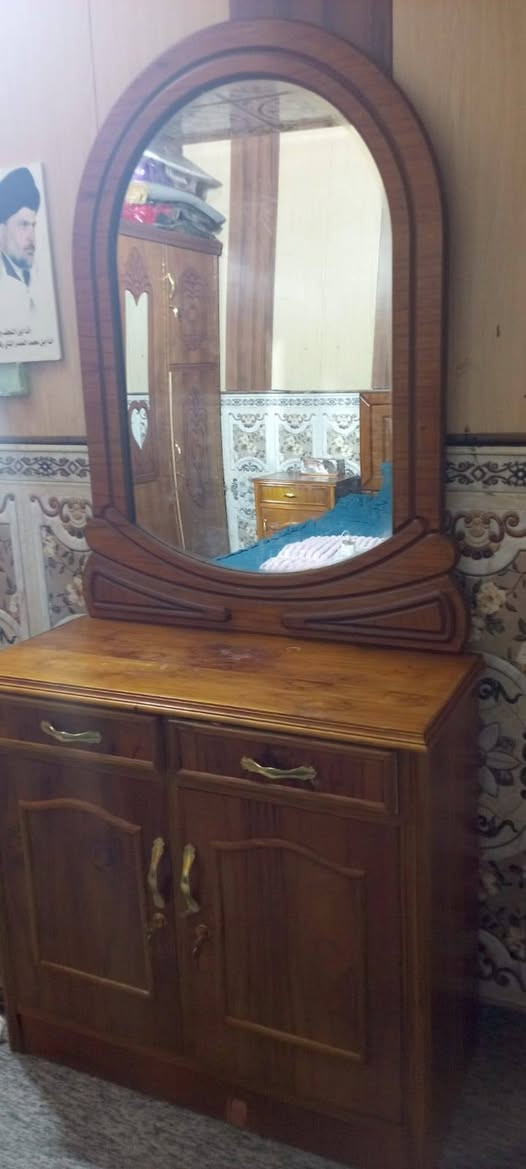 ميز مرايه. للبيع السعر 100 صاج قوي ونظيف استعمال قليل الرقم ***********
