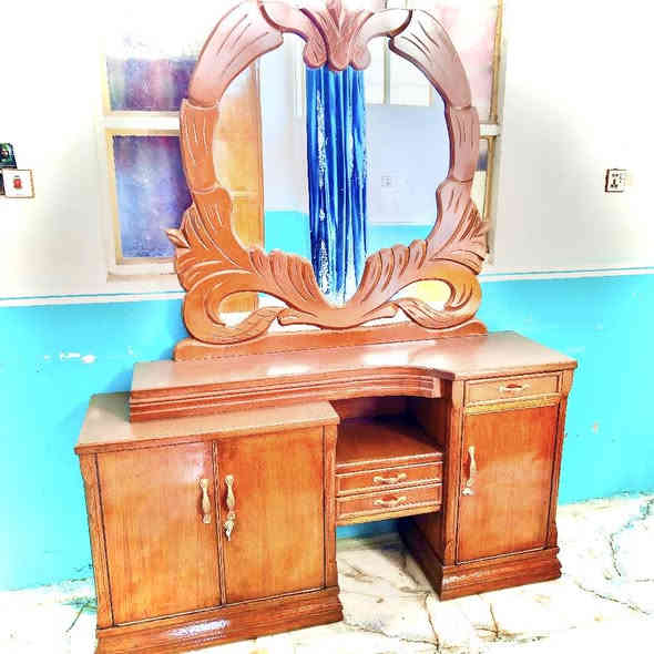 السلام عليكم 
غرفه للبيع خمس ابواب طابقين سعره 600
***********
