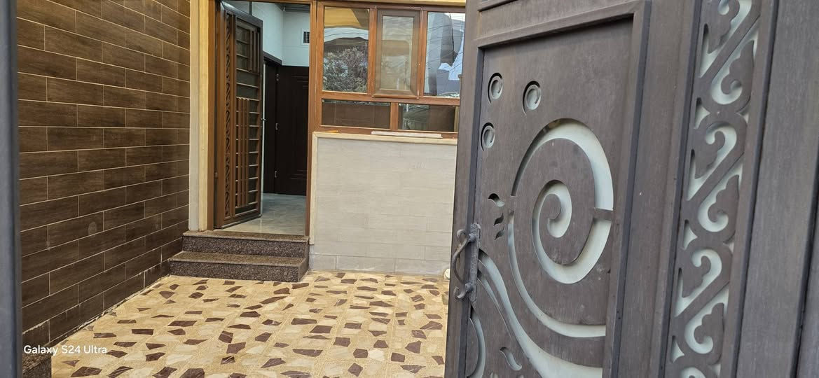 دار للبيع
في حي المشراق  . خلف معجنات باب الاغا. 
المساحه 105 متر .  الواجهه 7.5 متر  . طابقين بناء حديث 2020  .. وصحيات
الطابق الأول مطبخ واستقبال وهول وصحيات 
الطابق الثاني ثلاث غرف نوم  وبيتونه..
السطح كاشي .. ونظام سبالت ودكتات مبرده وانترنيت.. مع نطام كامرات وكاونتر مطبخ  .. النوافذ دبل جام عازل .  
المراسله عالواتساب
***********
