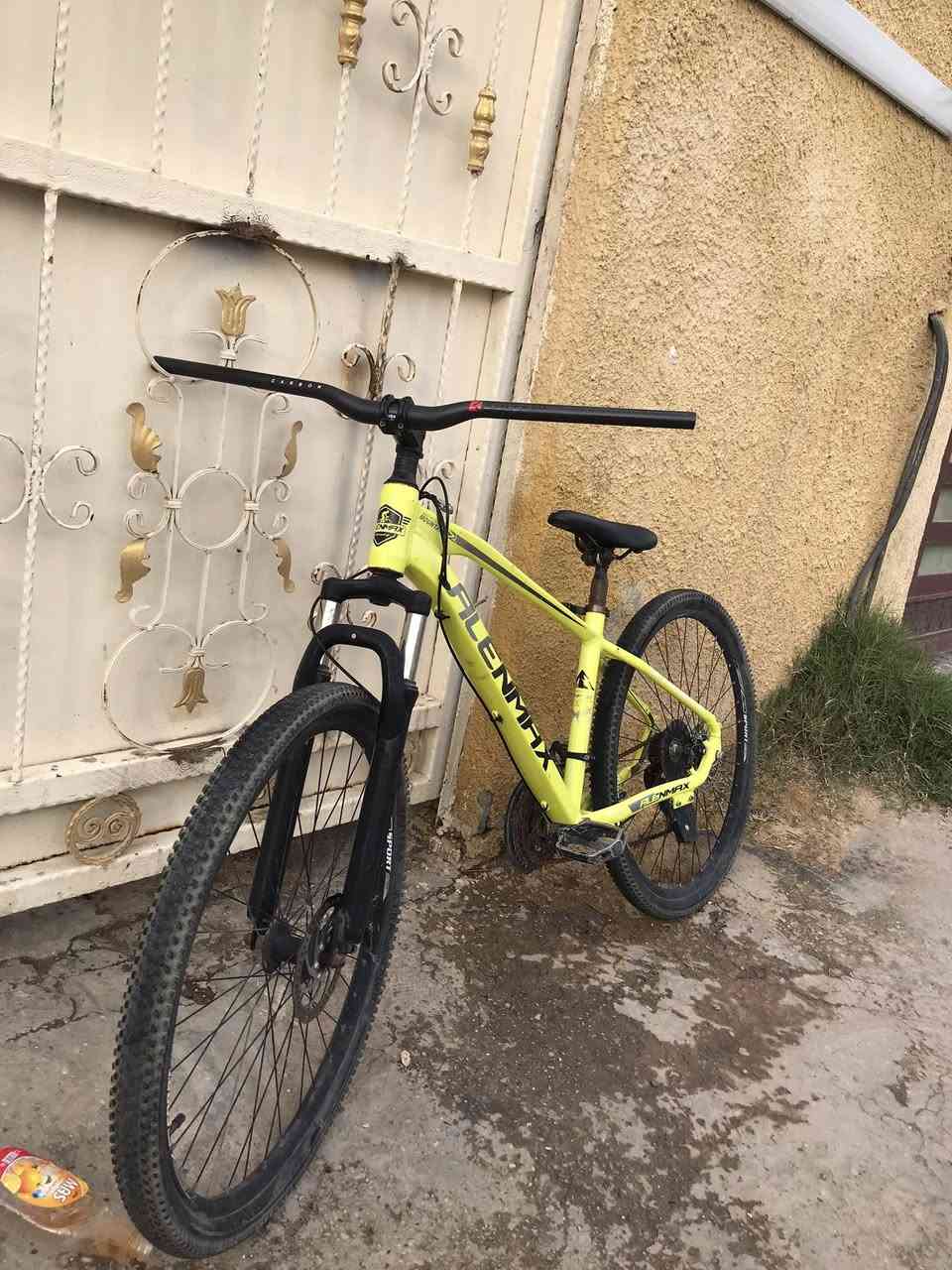 السلام عليكم بايسكل للبيع علا وضعة يرادلة بركات وكيورة ستيرن كاربون شادة جديد السعر 70وبي مجال الرقم ***********
